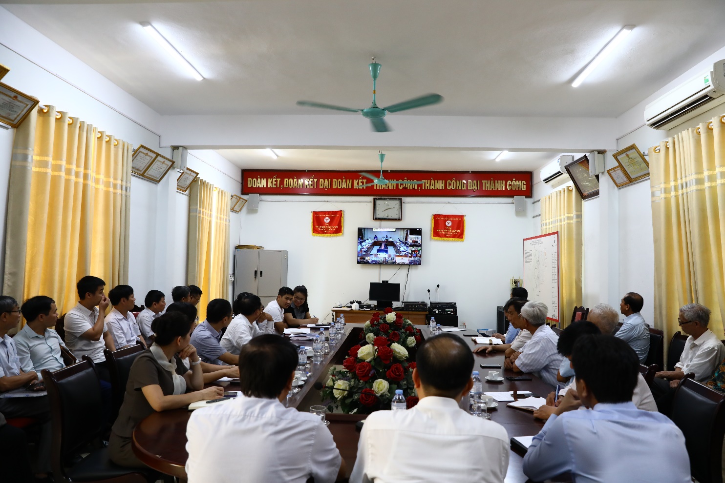 Đại biểu Quốc hội đơn vị bầu cử số 5 tiếp xúc với cử tri sau Kỳ họp thứ 9- Ảnh 1.