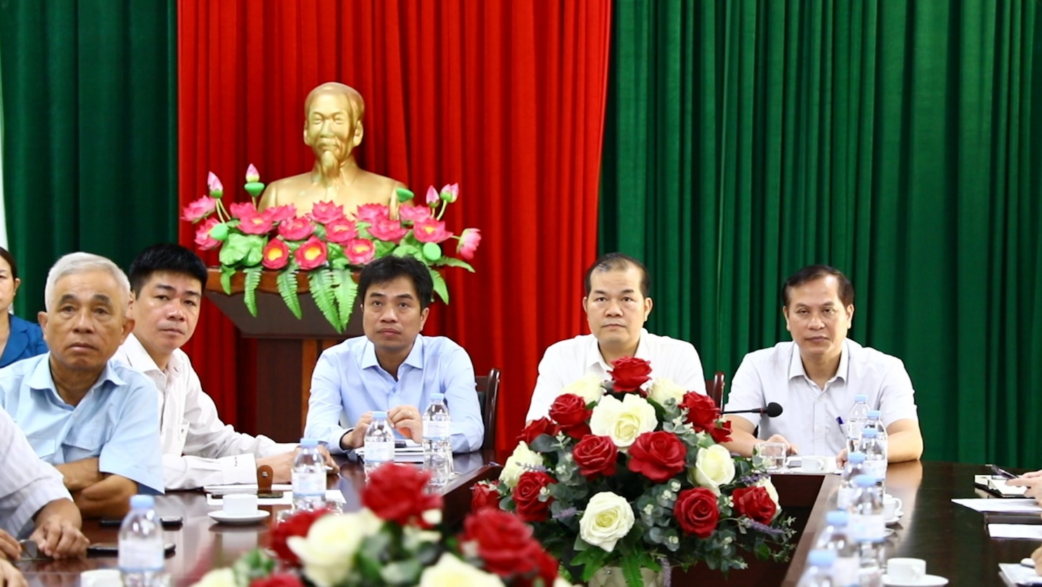 Đại biểu Quốc hội đơn vị bầu cử số 5 tiếp xúc với cử tri sau Kỳ họp thứ 9- Ảnh 3.