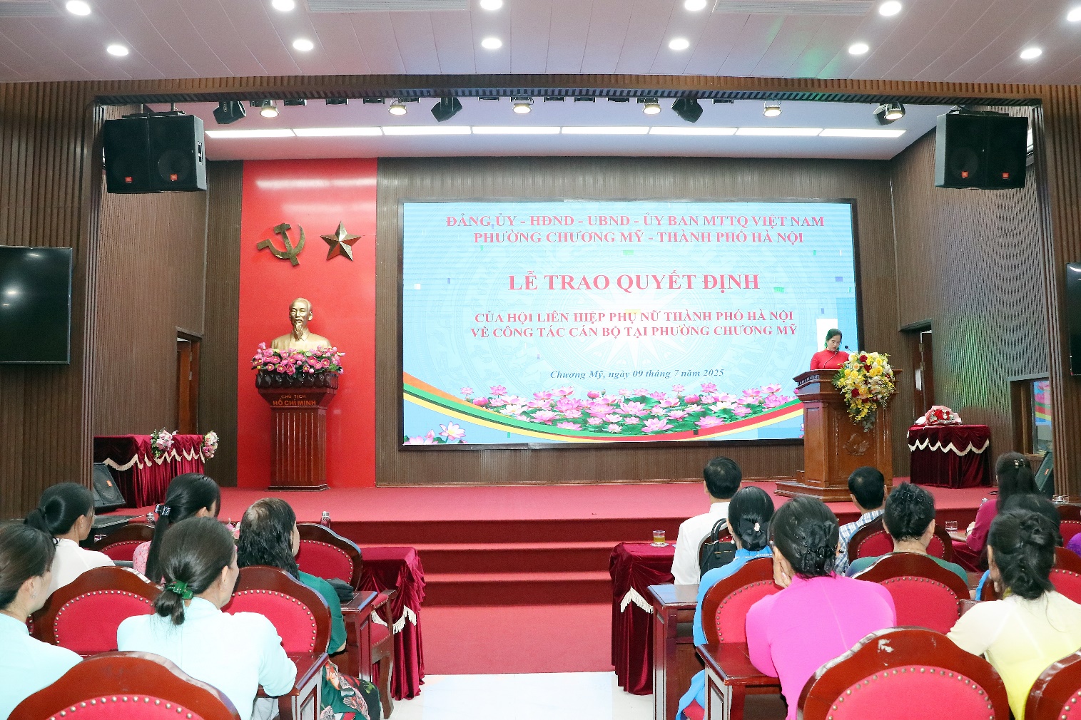 Lễ trao quyết định của Hội Liên hiệp Phụ nữ thành phố Hà Nội về công tác cán bộ tại phường Chương Mỹ- Ảnh 1.