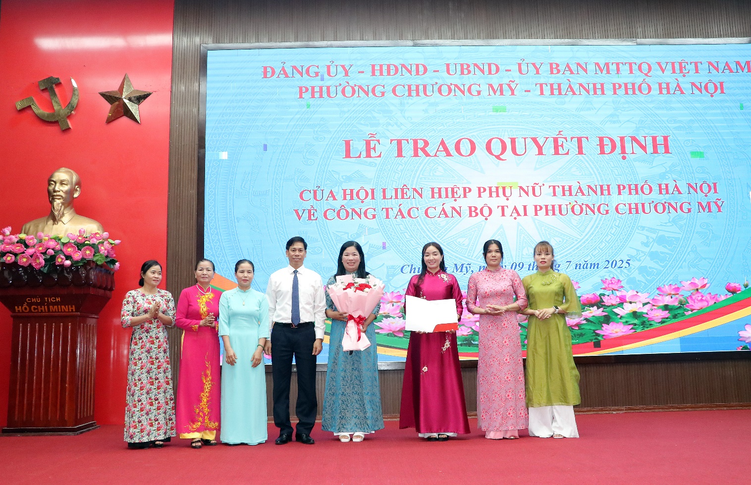 Lễ trao quyết định của Hội Liên hiệp Phụ nữ thành phố Hà Nội về công tác cán bộ tại phường Chương Mỹ- Ảnh 3.