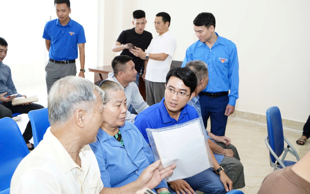 Đoàn viên xã Chuyên Mỹ xung kích hỗ trợ người dân giải quyết thủ tục hành chính tại Điểm hành chính công xã Chuyên Mỹ, thành phố Hà Nội