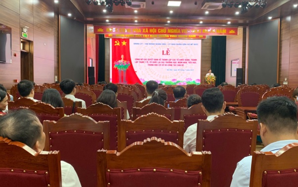 Xã Mỹ Đức công bố các quyết định về thành lập các tổ chức Đảng, thành lập trạm y tế, tổ chức lại các trường học: mầm non, tiểu học, trung học cơ sở và công tác cán bộ.- Ảnh 1.