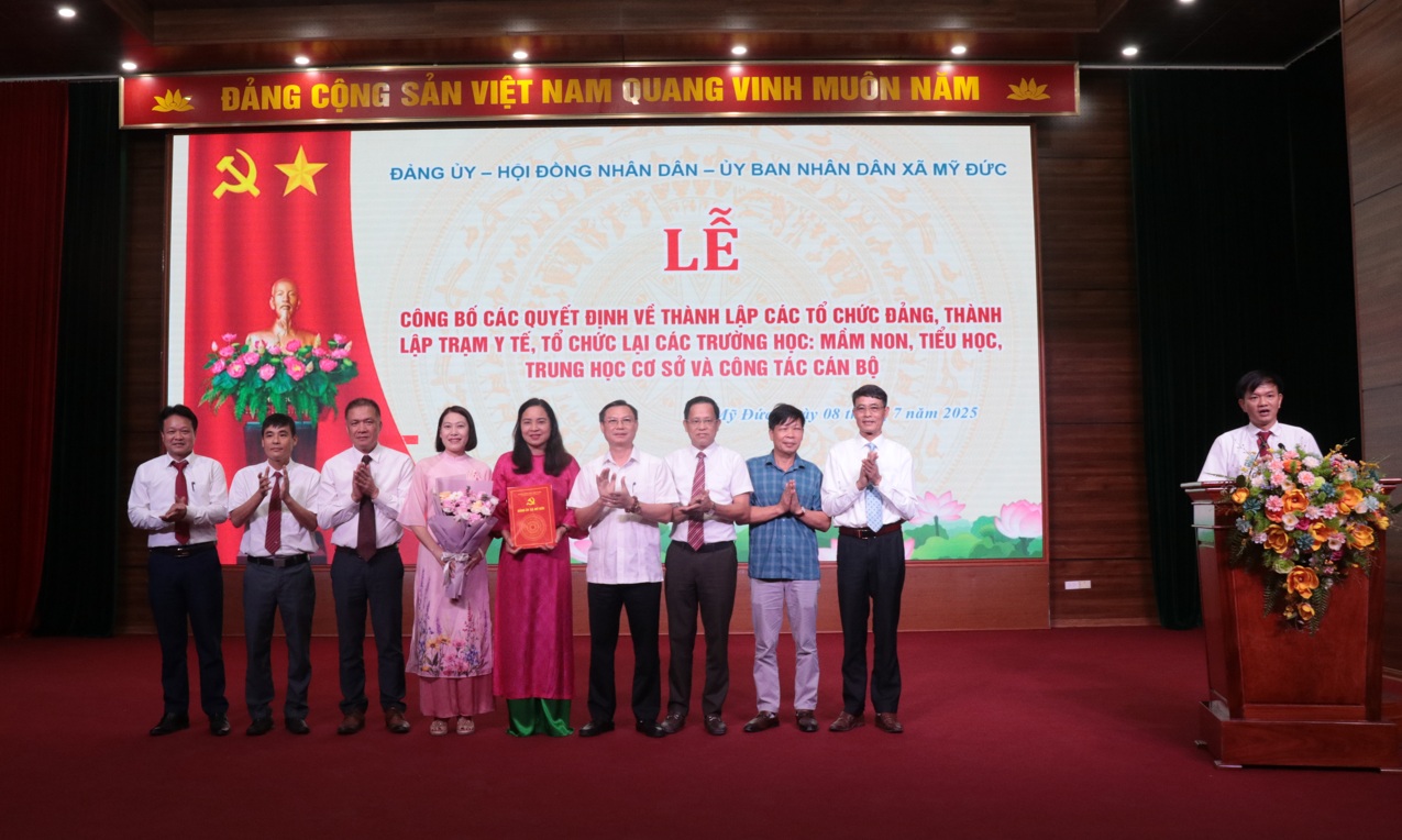 Xã Mỹ Đức công bố các quyết định về thành lập các tổ chức Đảng, thành lập trạm y tế, tổ chức lại các trường học: mầm non, tiểu học, trung học cơ sở và công tác cán bộ.- Ảnh 2.