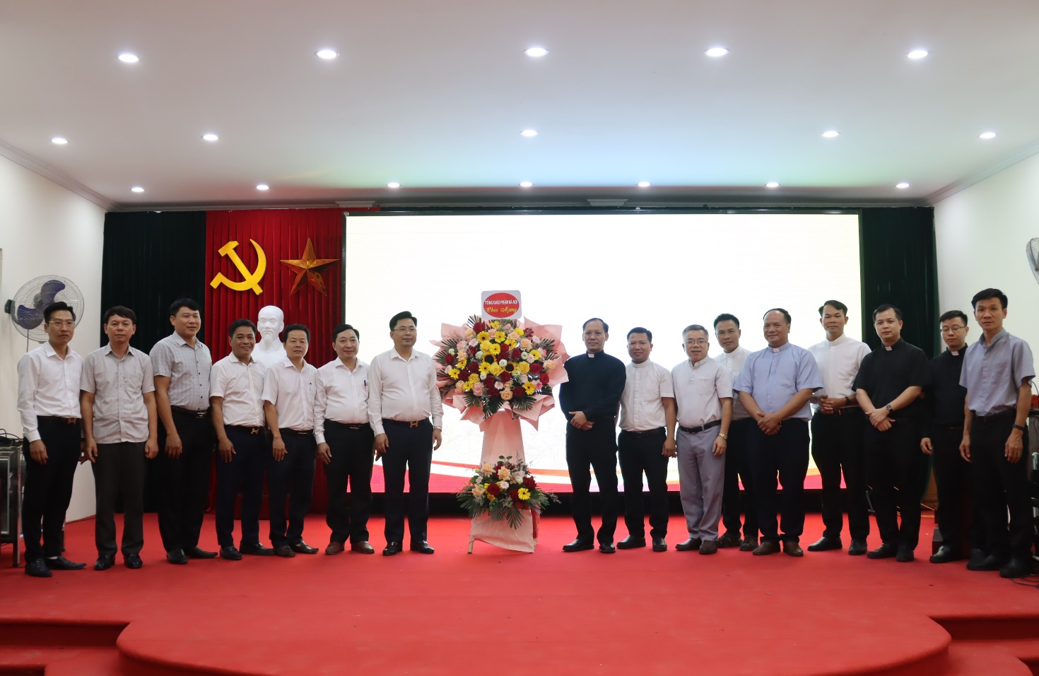 Giáo phận Thành phố Hà Nội thăm, chúc mừng Đảng bộ, chính quyền và nhân dân xã Đại Xuyên- Ảnh 1.