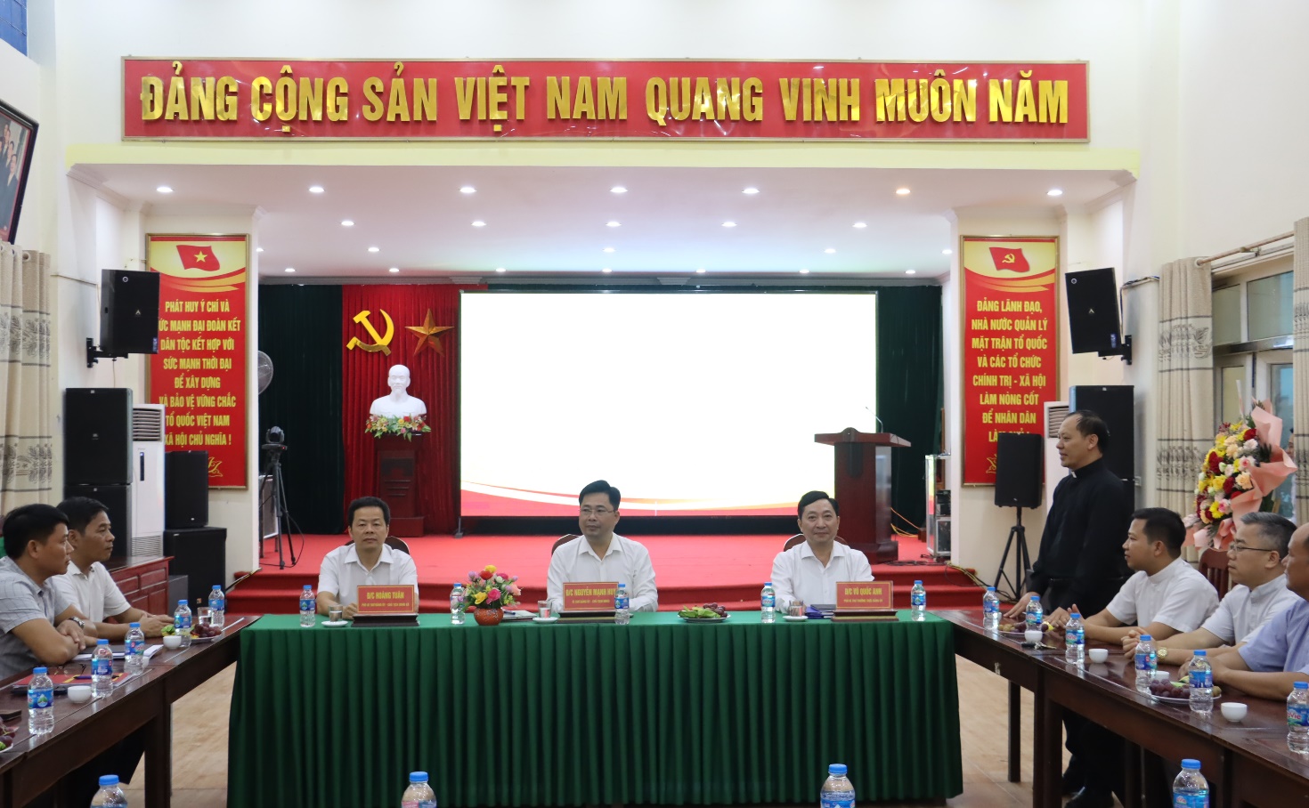 Giáo phận Thành phố Hà Nội thăm, chúc mừng Đảng bộ, chính quyền và nhân dân xã Đại Xuyên- Ảnh 2.