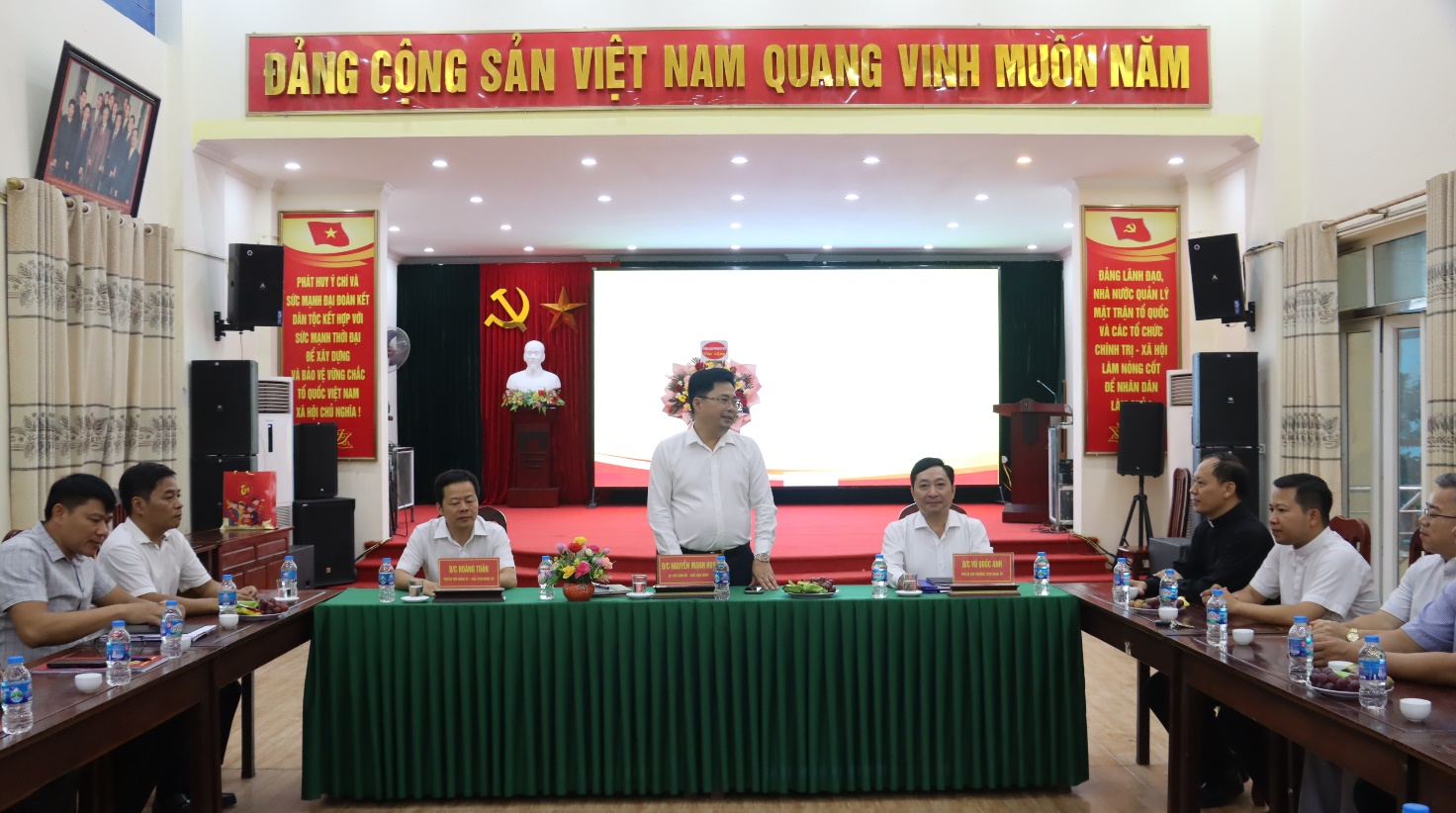 Giáo phận Thành phố Hà Nội thăm, chúc mừng Đảng bộ, chính quyền và nhân dân xã Đại Xuyên- Ảnh 3.