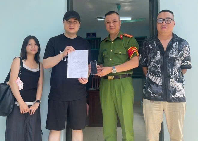 Công an phường Tây Hồ hỗ trợ du khách nước ngoài tìm lại tài sản- Ảnh 1.