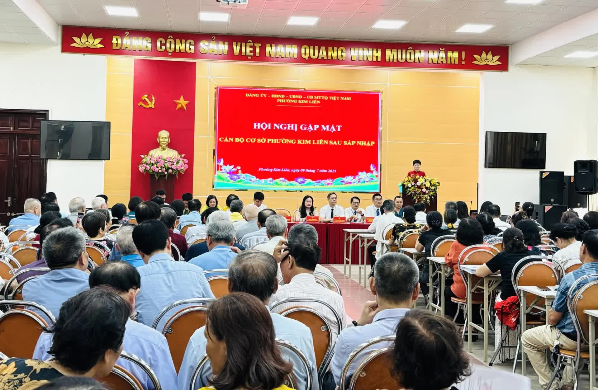Phường Kim Liên gặp mặt 250 cán bộ cơ sở sau sáp nhập- Ảnh 1.