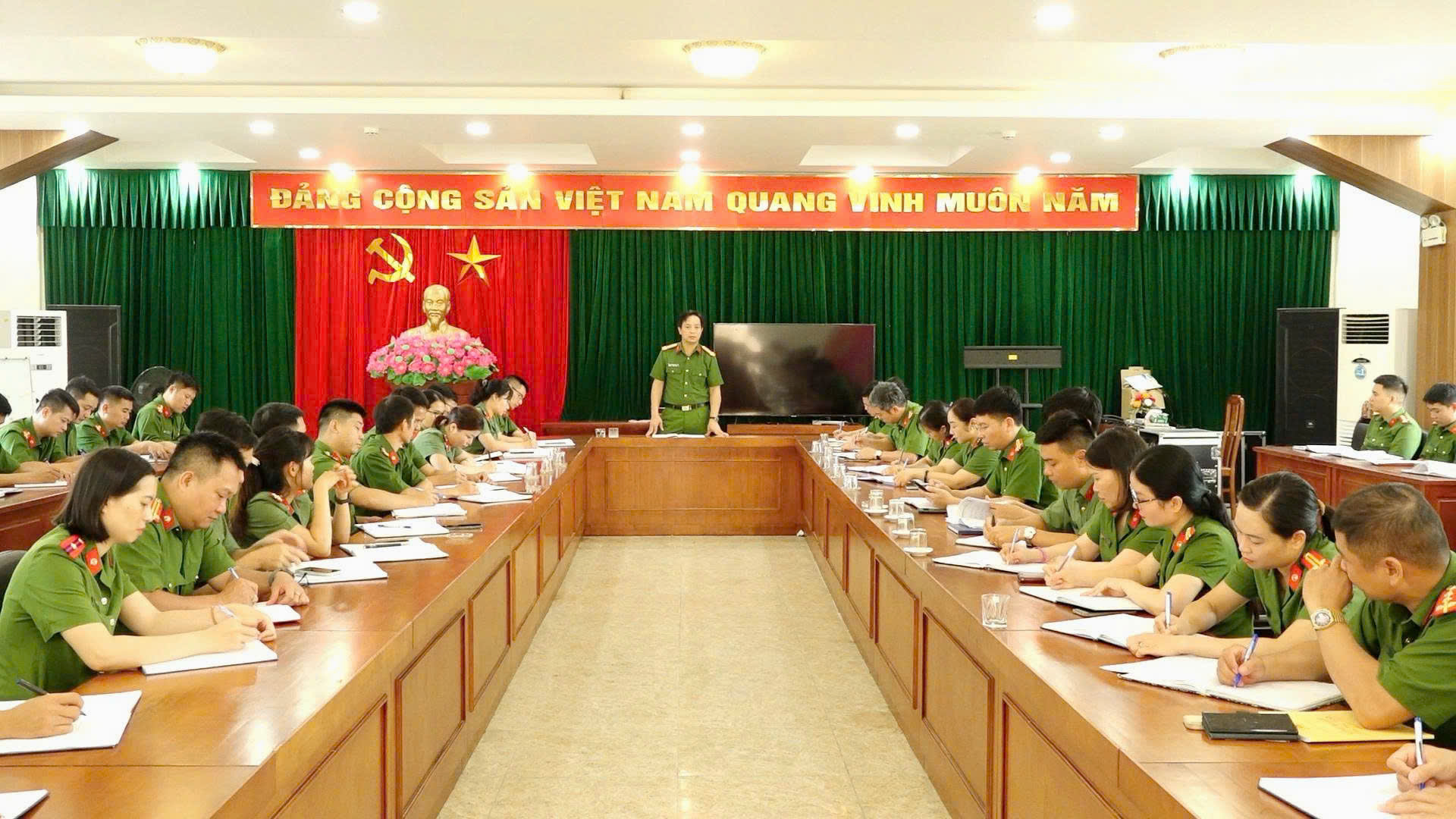 CÔNG AN XÃ BÌNH MINH: HƯỚNG TỚI MÔ HÌNH CUNG CẤP DỊCH VỤ HÀNH CHÍNH TIỆN LỢI,
NÂNG CAO HIỆU QUẢ BẢO VỆ AN NINH