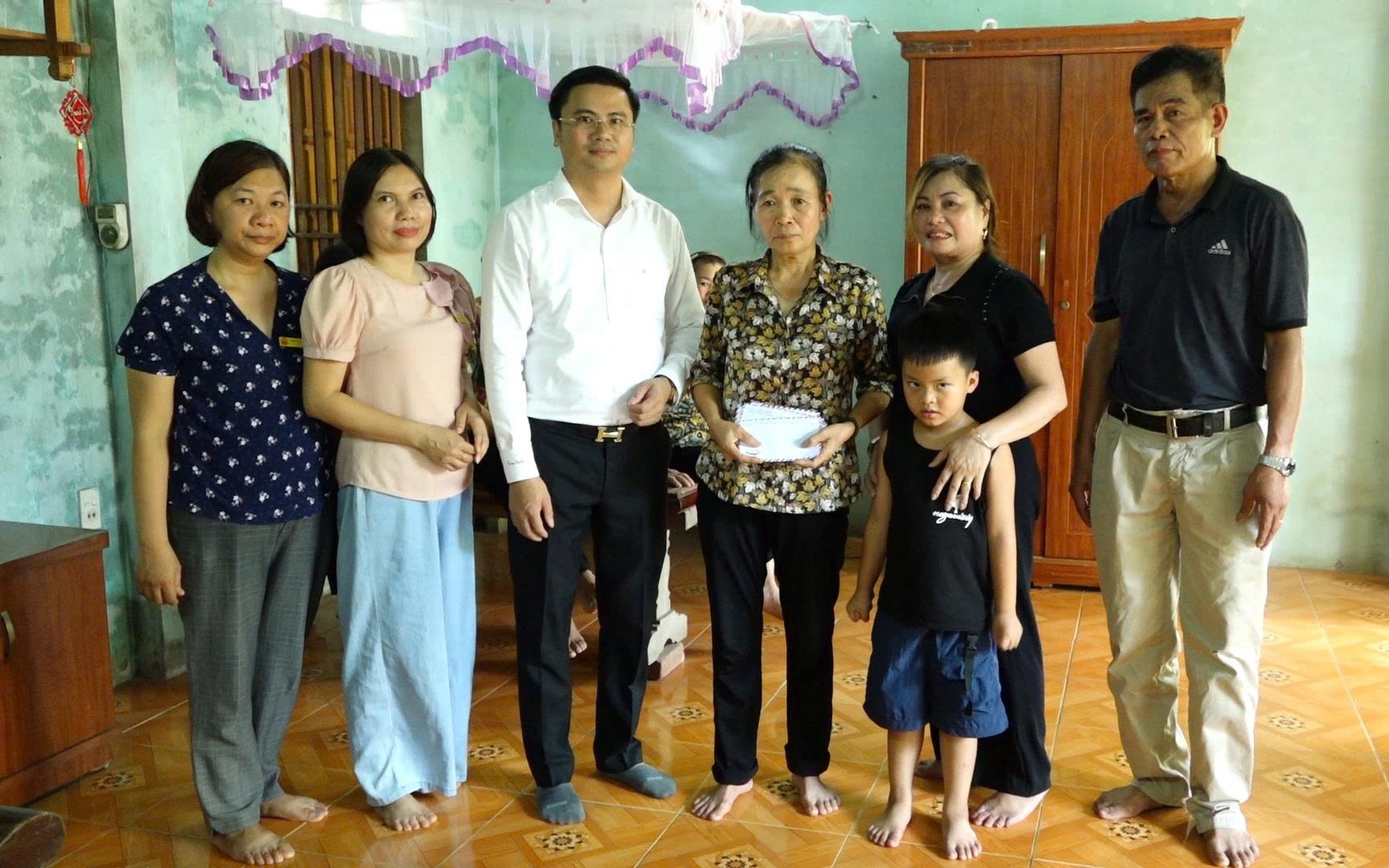 Đại diện Phòng Văn hoá - Xã hội xã Bình Minh và bà Lê thị Lan trong buổi thăm và tặng quà cho cháu Đức