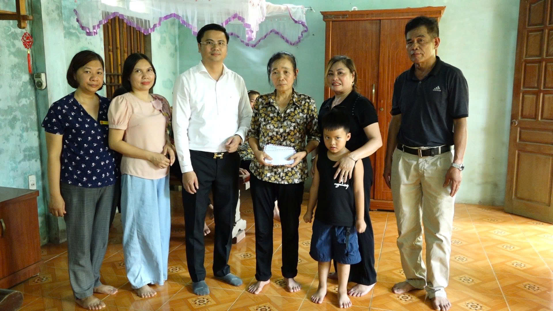 Vòng tay yêu thương dành cho cháu Bùi Minh Đức, một hoàn cảnh éo le ở thôn Bãi, Xã Bình Minh