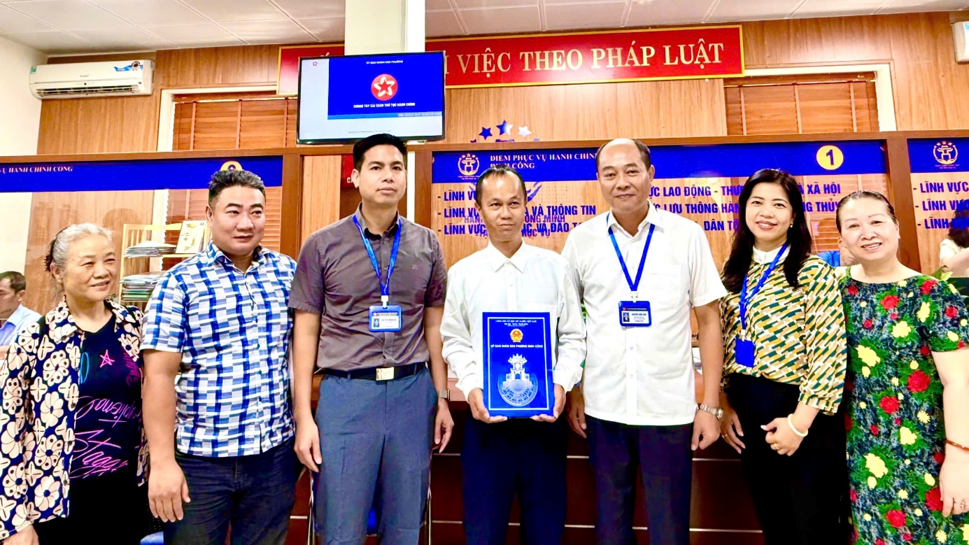 Trao Giấy phép xây dựng công trình nhà ở riêng lẻ trên địa bàn phường Định Công- Ảnh 1.