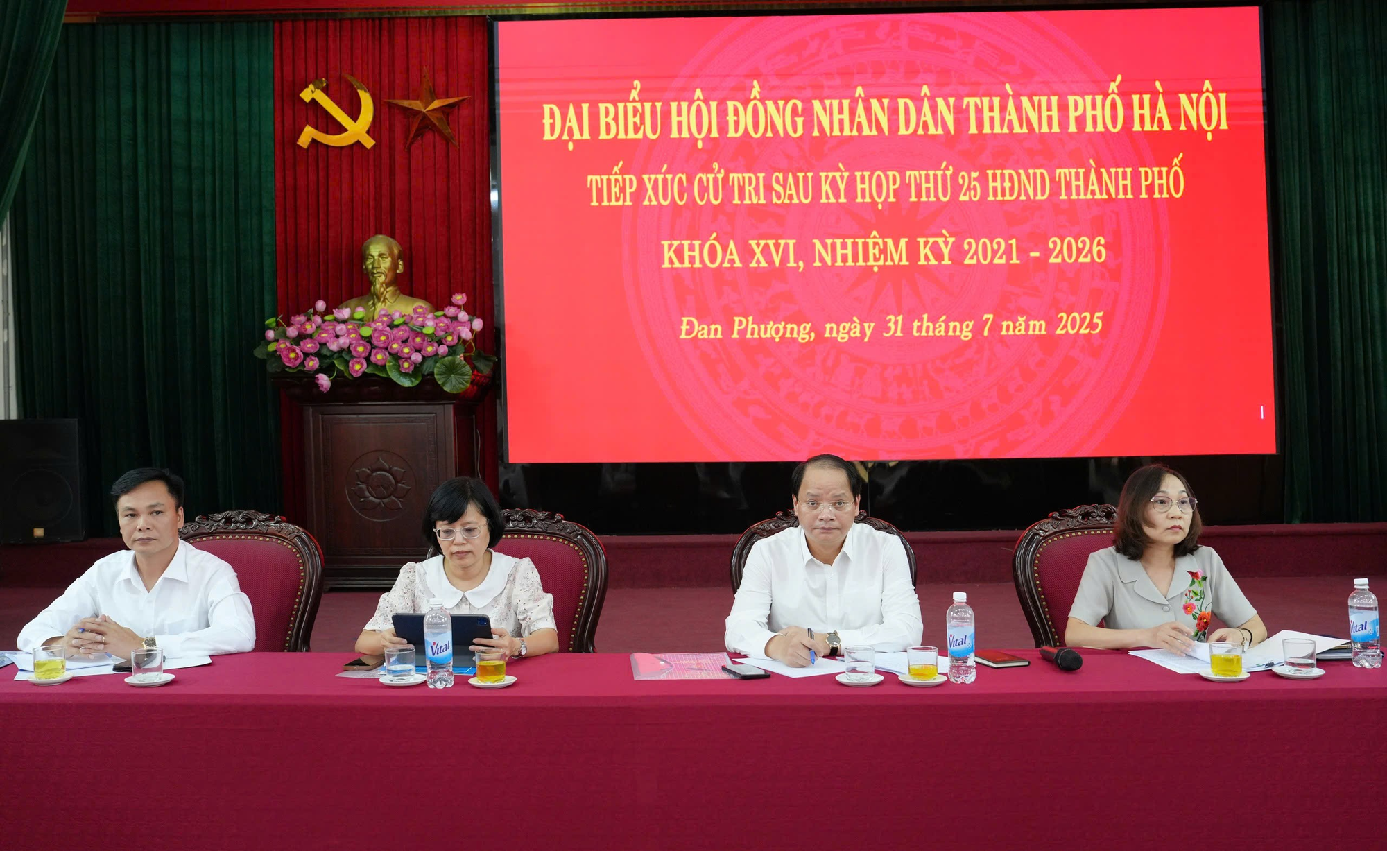 Đại biểu HĐND thành phố Hà Nội tiếp xúc cử tri sau kỳ họp thứ 25.- Ảnh 1.