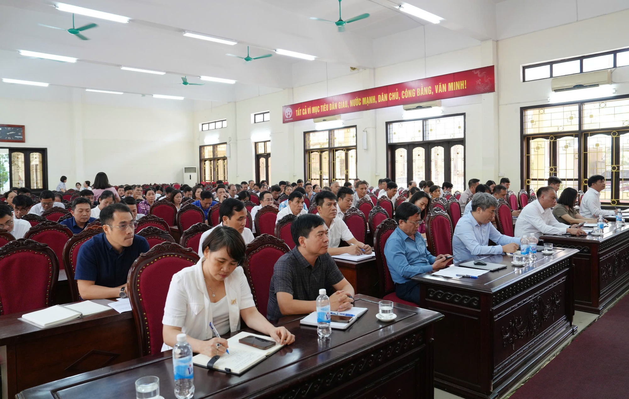 Đại biểu HĐND thành phố Hà Nội tiếp xúc cử tri sau kỳ họp thứ 25.- Ảnh 2.