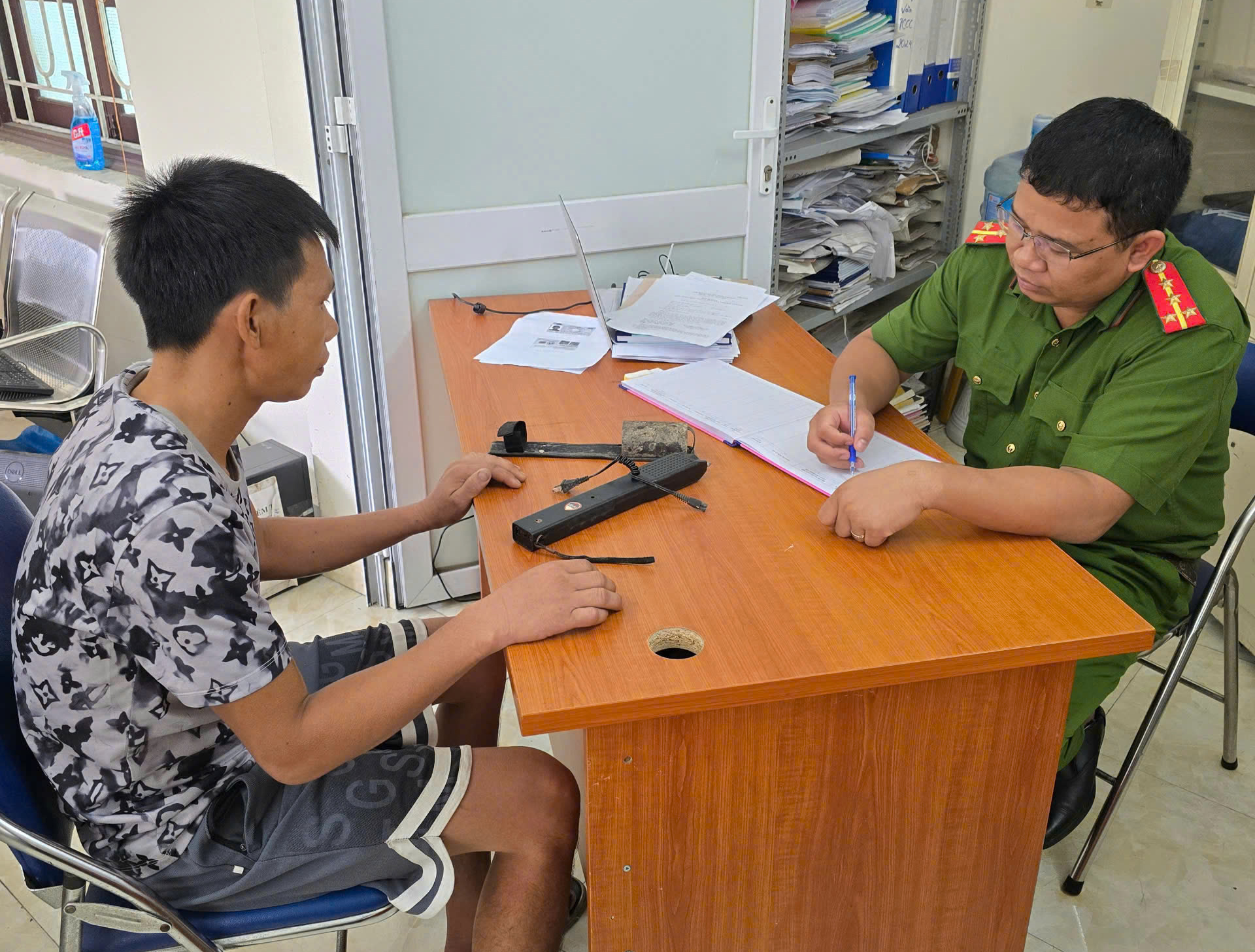 Công an xã phát động phong trào tuyên truyền, vận động thu hồi và đấu tranh phòng chống tội phạm liên quan đến vũ khí, vật liệu nổ, công cụ hỗ trợ- Ảnh 2.
