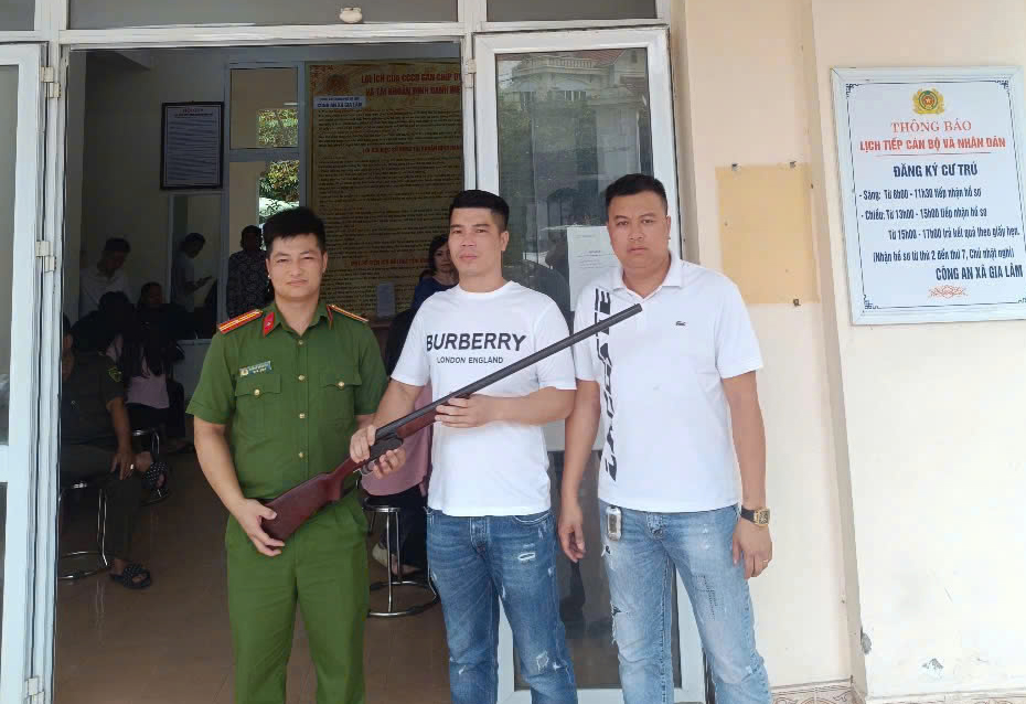 Công an xã phát động phong trào tuyên truyền, vận động thu hồi và đấu tranh phòng chống tội phạm liên quan đến vũ khí, vật liệu nổ, công cụ hỗ trợ- Ảnh 3.