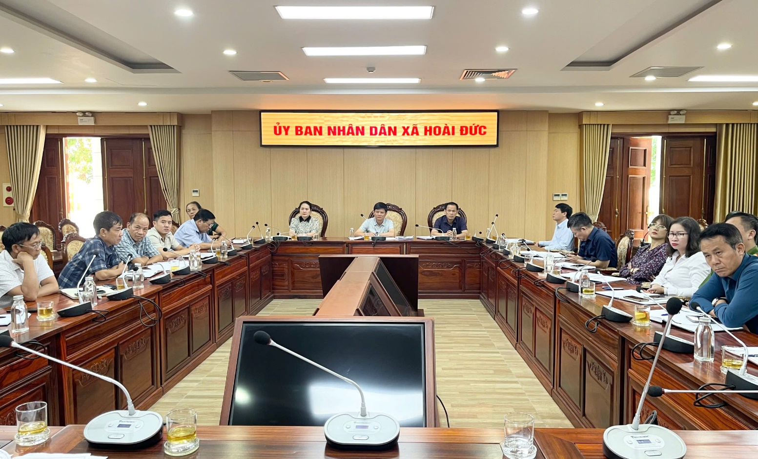 Đồng chí Nguyễn Huy Hoàng-Phó Bí thư Đảng uỷ, Chủ tịch UBND xã làm việc với các thôn xã Đức Giang và thôn Giang Xá, Tổ dân phố thị trấn Trạm Trôi (cũ) về tình hình KTXH-ANQP 06 tháng đầu năm 2025- Ảnh 1.