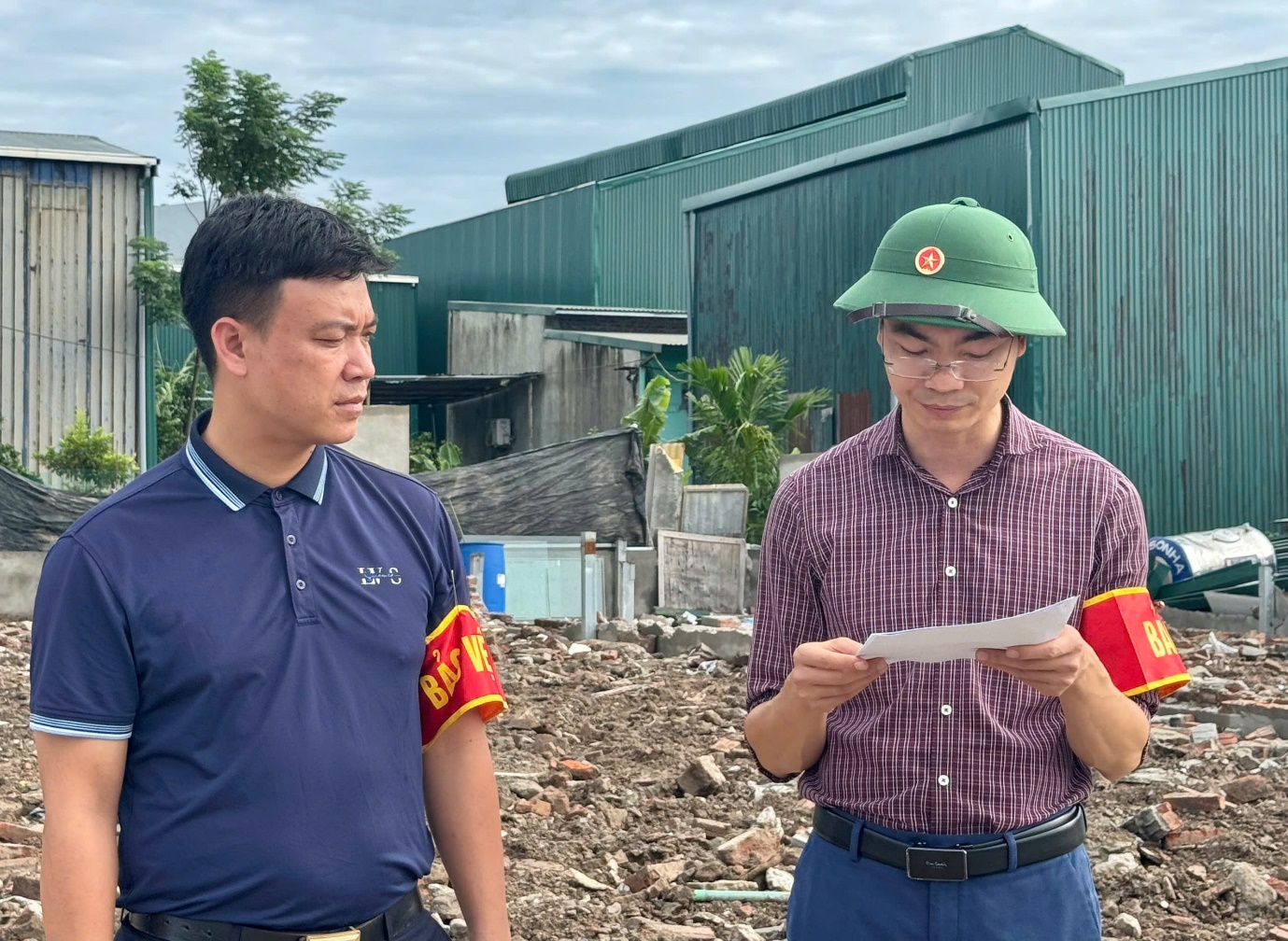 Xã Hoài Đức tổ chức cưỡng chế tháo dỡ công trình vi phạm đất đai trên địa bàn- Ảnh 1.