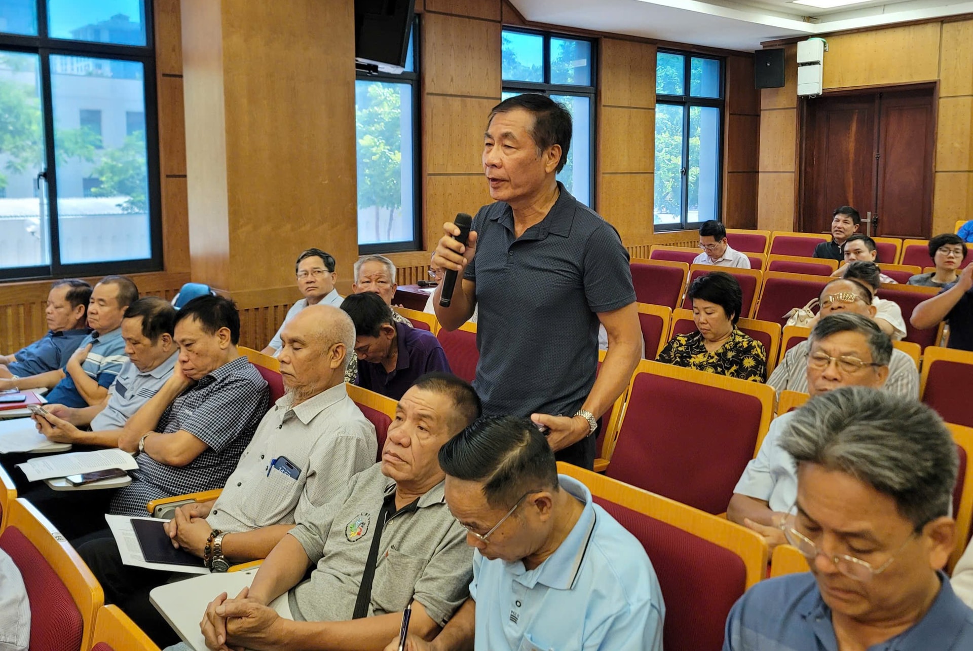Cử tri phường Ba Đình, Ngọc Hà, Giảng Võ kiến nghị đẩy nhanh tiến độ cải tạo, xây mới, sửa chữa các khu chung cư cũ- Ảnh 1.