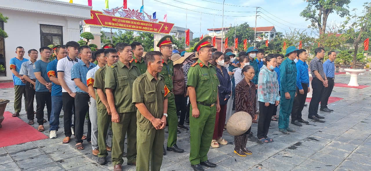 Xã Hát Môn ra quân vệ sinh môi trường chào mừng Đại hội đại biểu Đảng bộ- Ảnh 1.