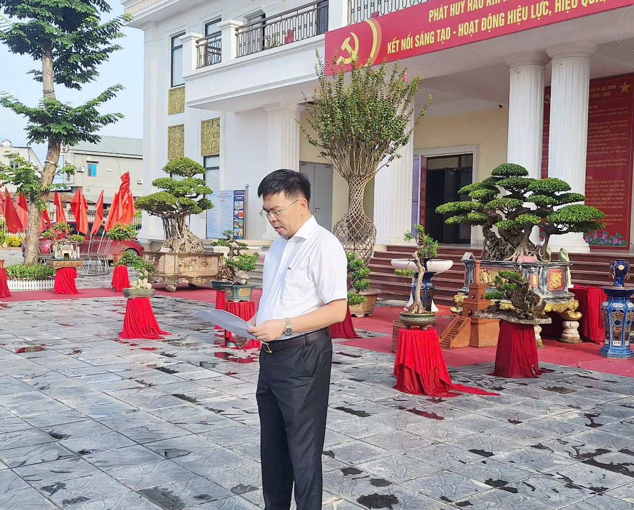 Xã Hát Môn ra quân vệ sinh môi trường chào mừng Đại hội đại biểu Đảng bộ- Ảnh 2.