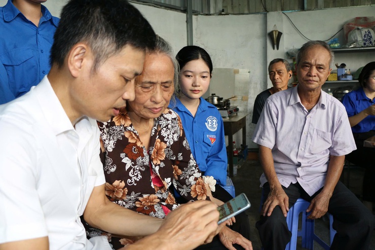 Người dân phường Phúc Lợi hào hứng, tự tin hơn với các tiện ích số- Ảnh 5.