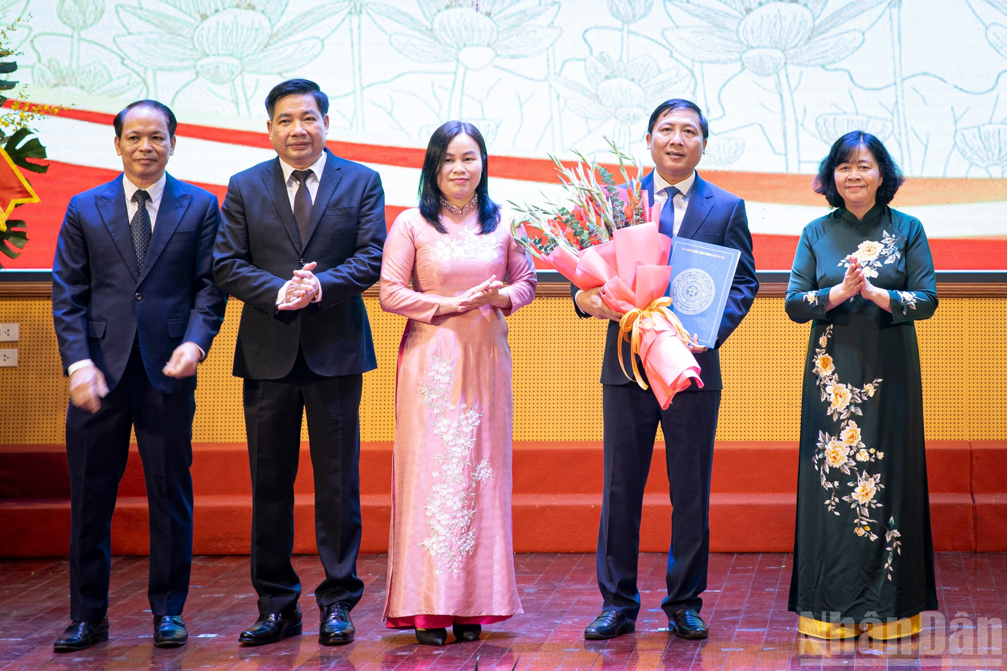 [Ảnh] Bí thư Thành ủy Hà Nội trao quyết định về công tác cán bộ tại xã Quang Minh- Ảnh 4.