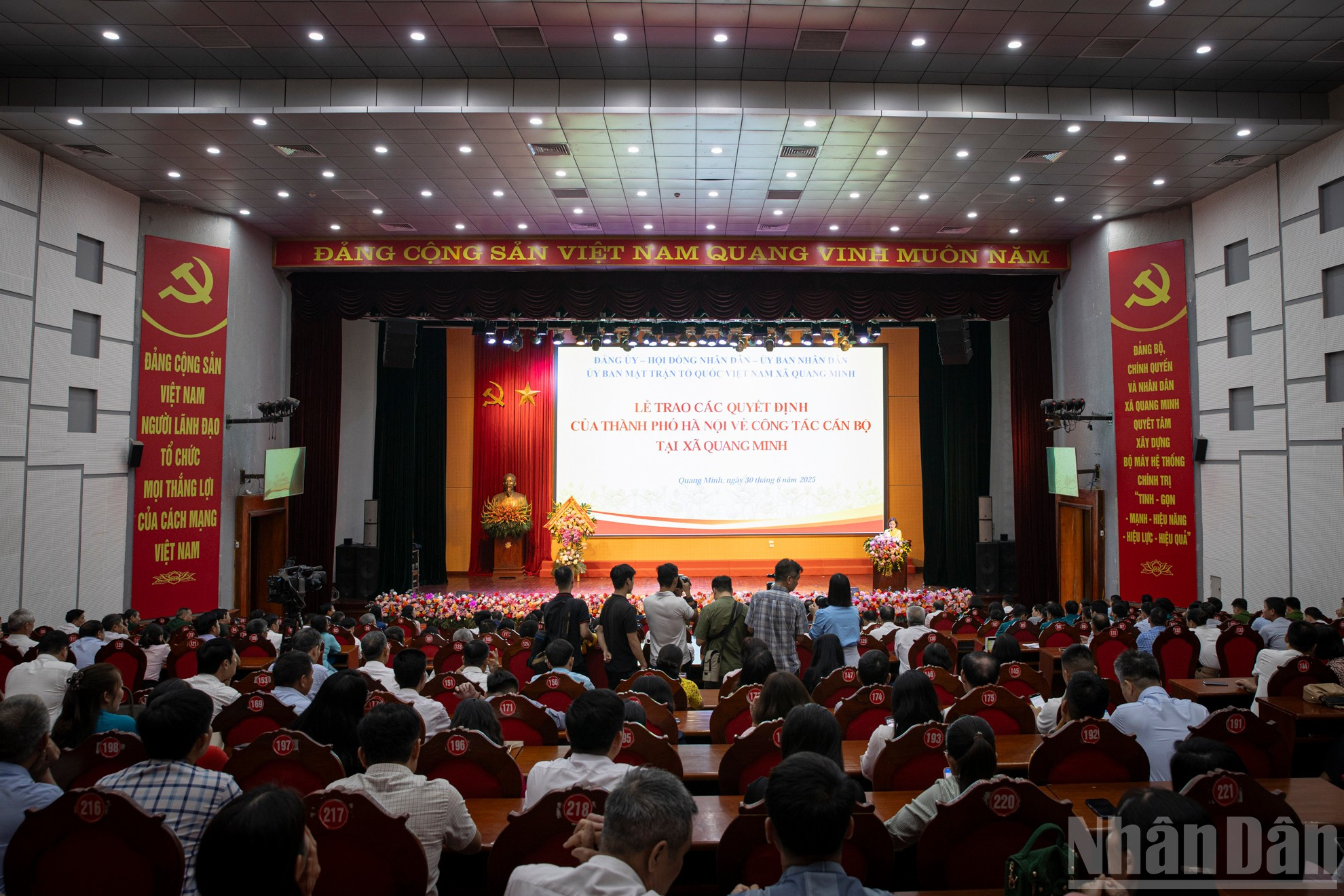 [Ảnh] Bí thư Thành ủy Hà Nội trao quyết định về công tác cán bộ tại xã Quang Minh- Ảnh 3.
