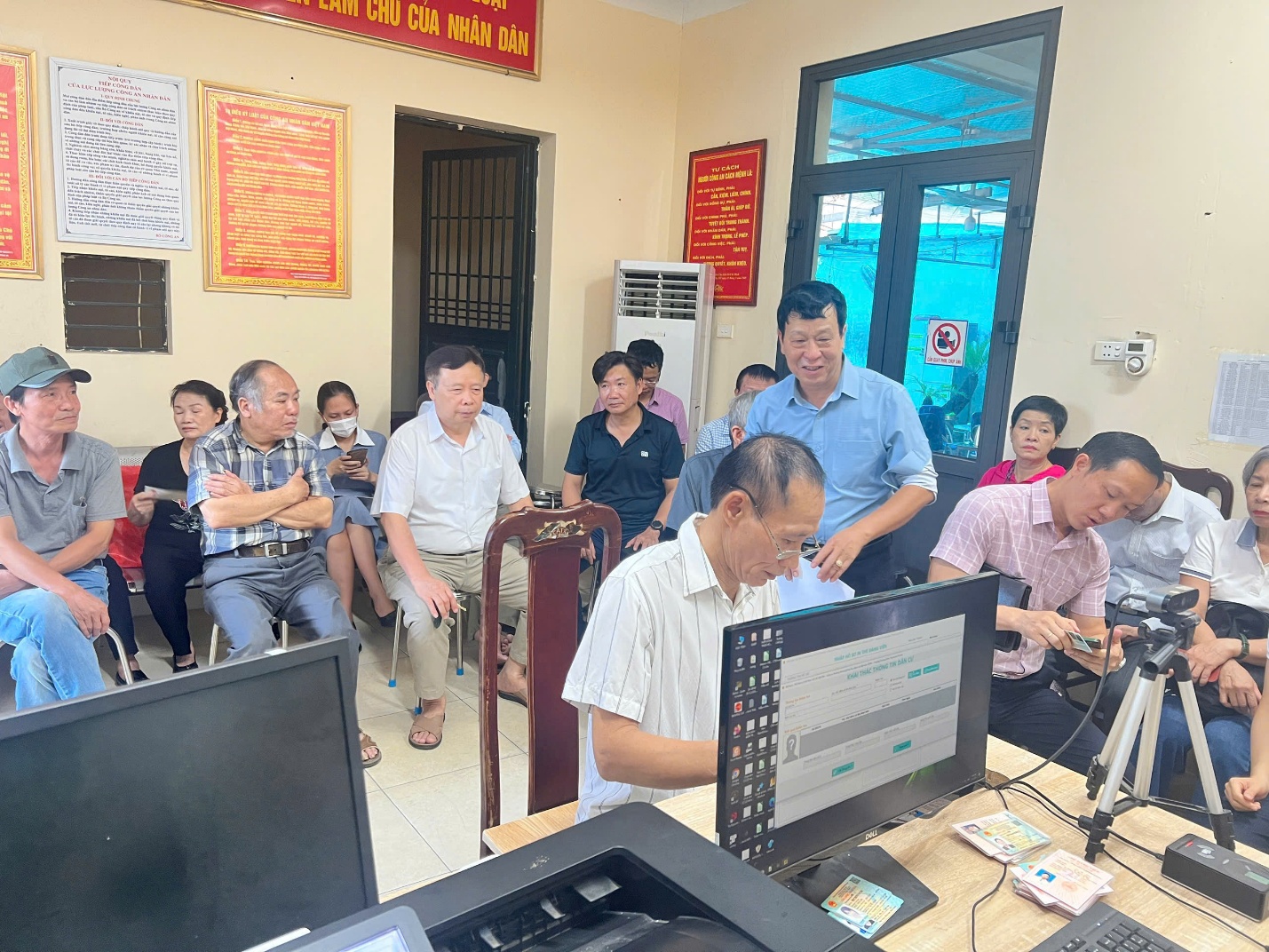 Khương Đình: Cấp đổi hơn 2.200 thẻ đảng trong ngày đầu thực hiện- Ảnh 1.