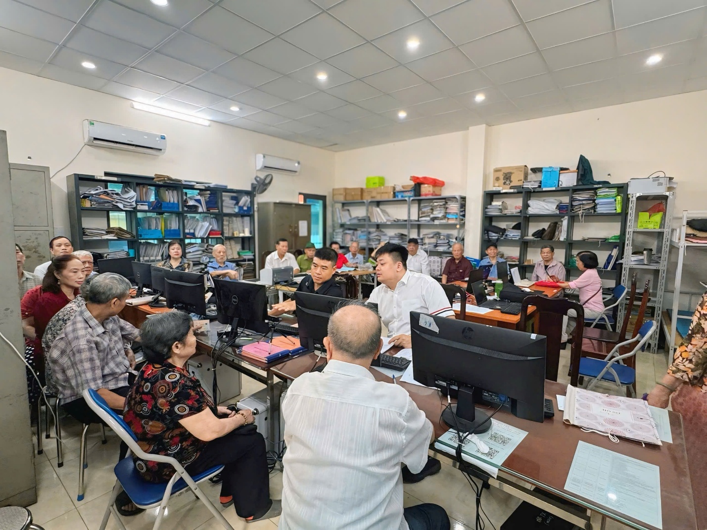 Khương Đình: Cấp đổi hơn 2.200 thẻ đảng trong ngày đầu thực hiện- Ảnh 2.