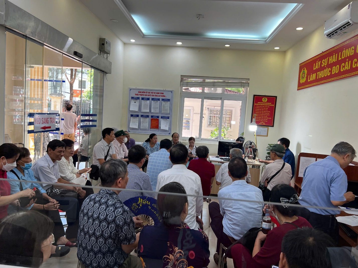 Khương Đình: Cấp đổi hơn 2.200 thẻ đảng trong ngày đầu thực hiện- Ảnh 3.
