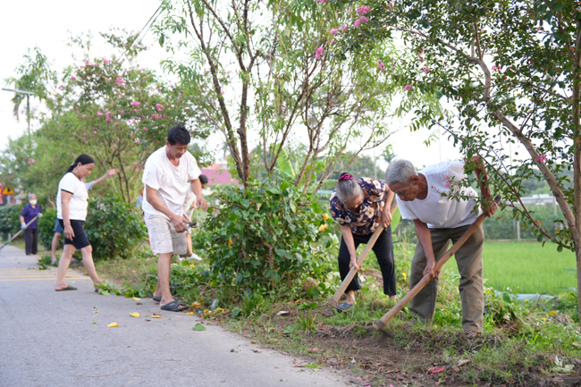 Thôn 1, Khoang Mè, xã Hạ Bằng:  Ra quân vệ sinh môi trường, chỉnh trang đường làng ngõ xóm - Ảnh 1.
