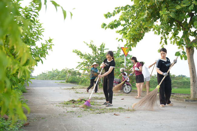 Thôn 1, Khoang Mè, xã Hạ Bằng:  Ra quân vệ sinh môi trường, chỉnh trang đường làng ngõ xóm - Ảnh 2.