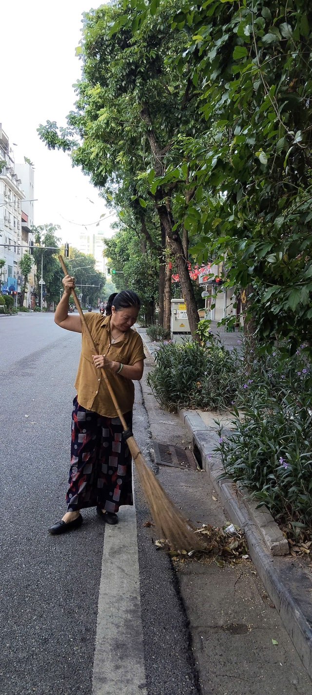 Hội liên hiệp phụ nữ phường Cửa Nam tham gia tổng vệ sinh môi trường trong chuỗi hoạt động "Ngày cuối tuần xanh" tháng 8- Ảnh 9.