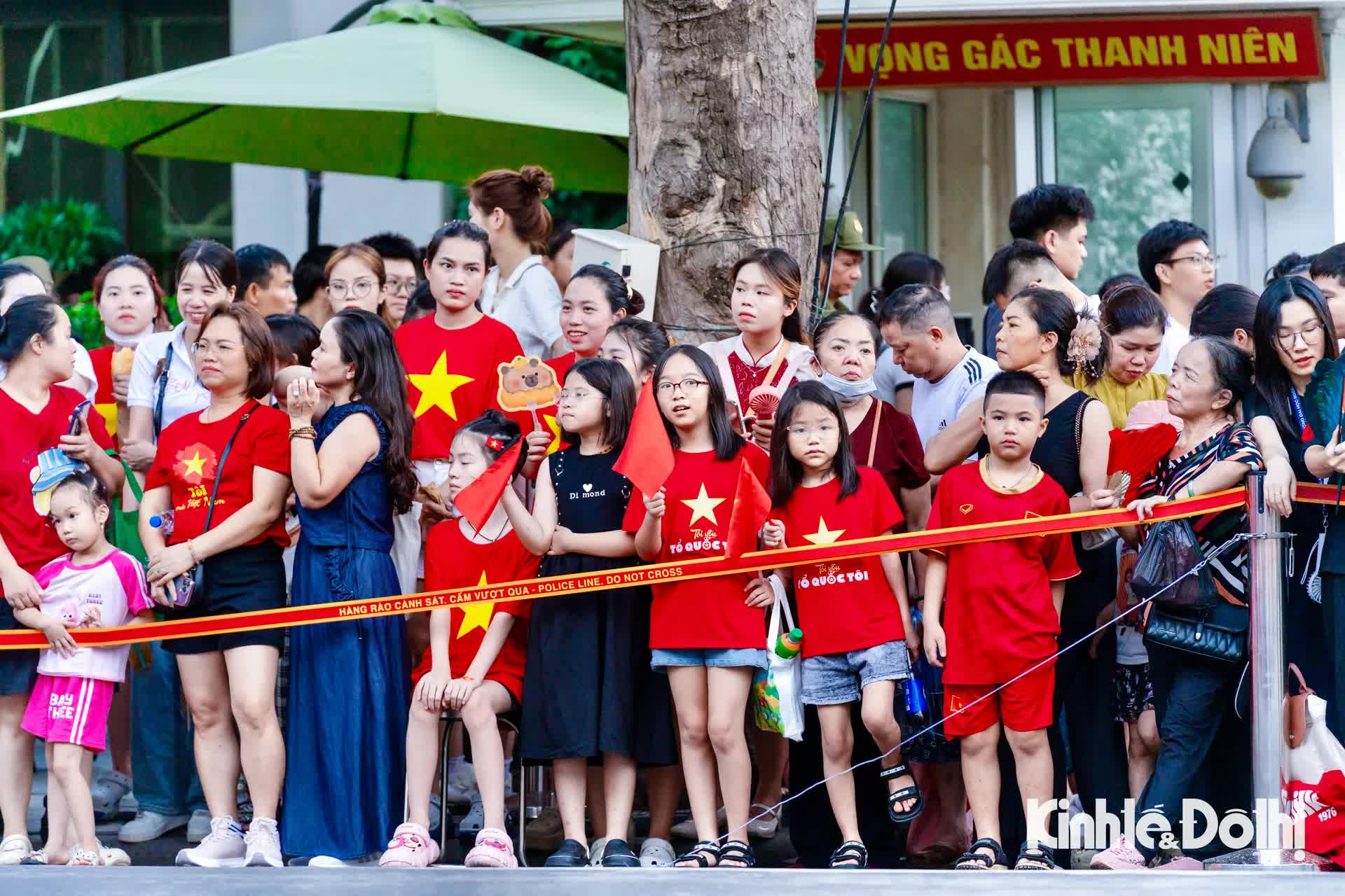 Người dân hào hứng xem công an diễu hành trong “Ngày hội vì Thủ đô bình yên”- Ảnh 23.