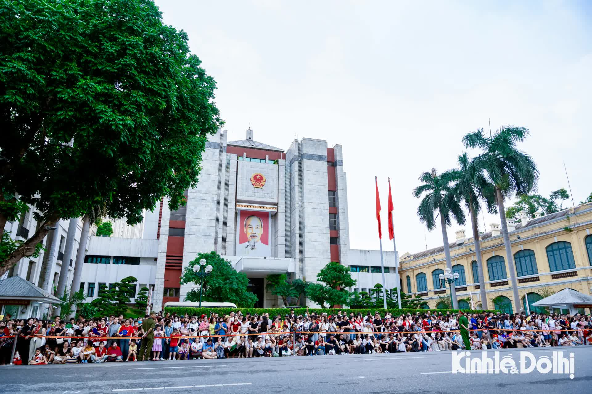 Người dân hào hứng xem công an diễu hành trong “Ngày hội vì Thủ đô bình yên”- Ảnh 25.