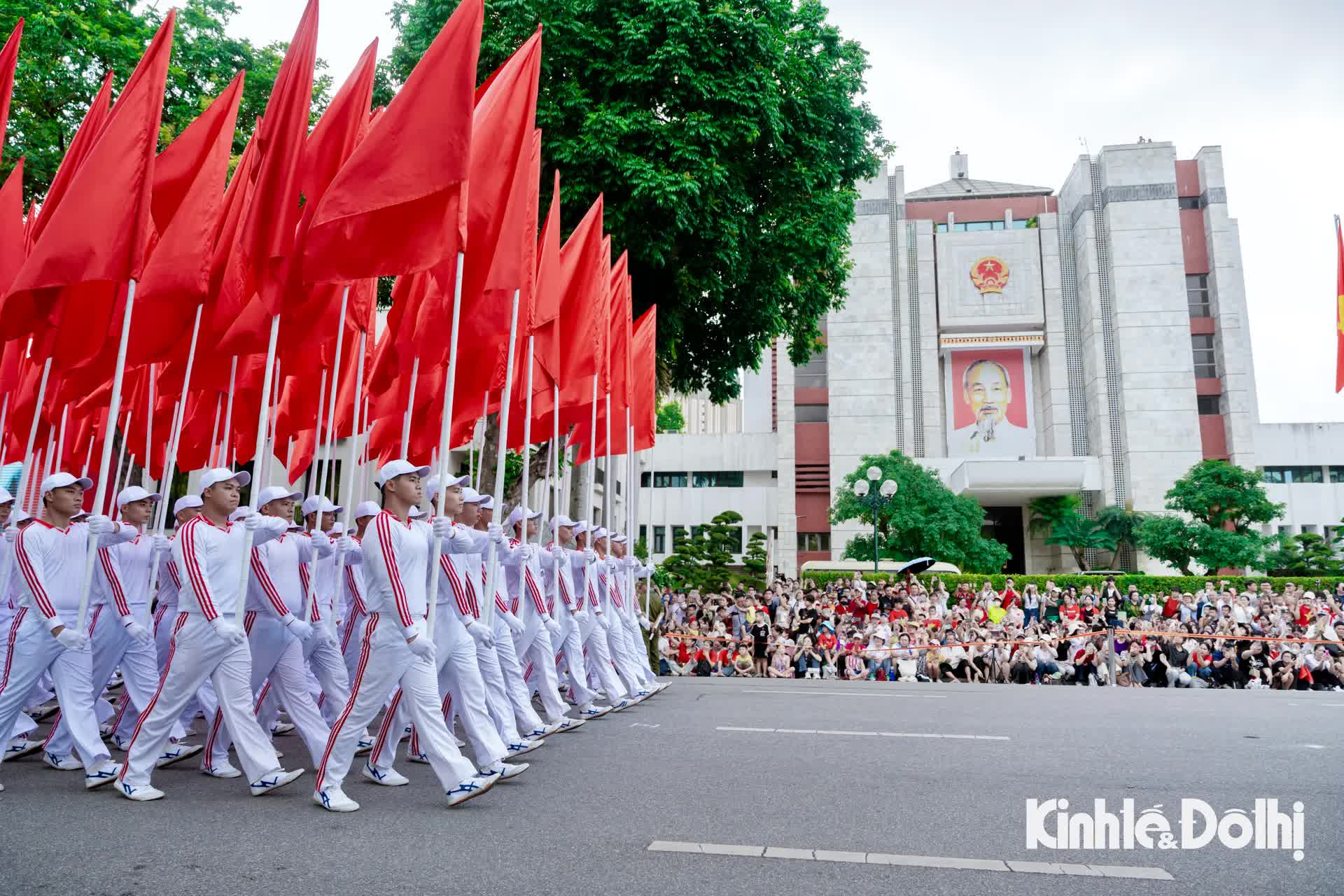 Người dân hào hứng xem công an diễu hành trong “Ngày hội vì Thủ đô bình yên”- Ảnh 7.