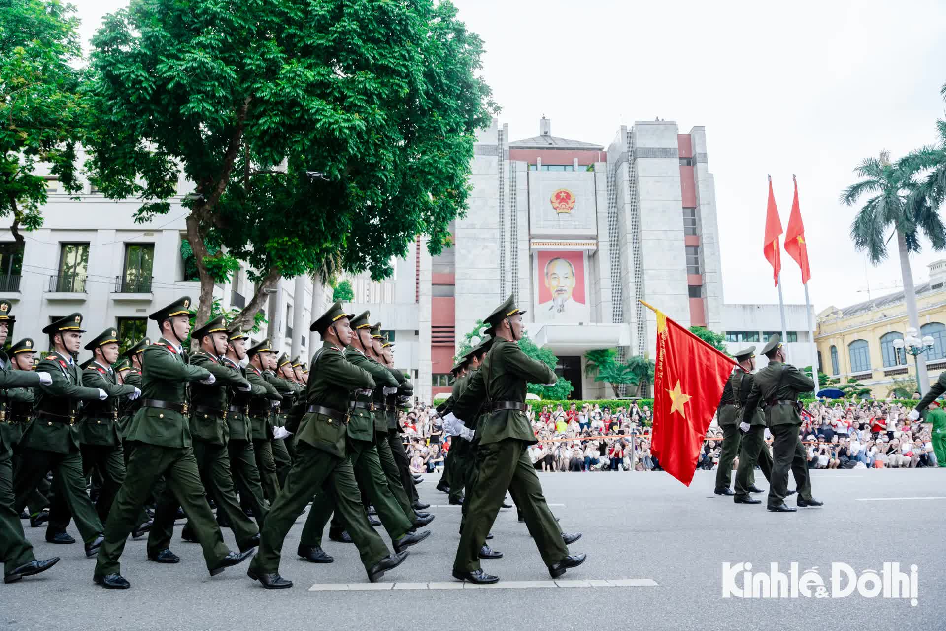 Người dân hào hứng xem công an diễu hành trong “Ngày hội vì Thủ đô bình yên”- Ảnh 9.