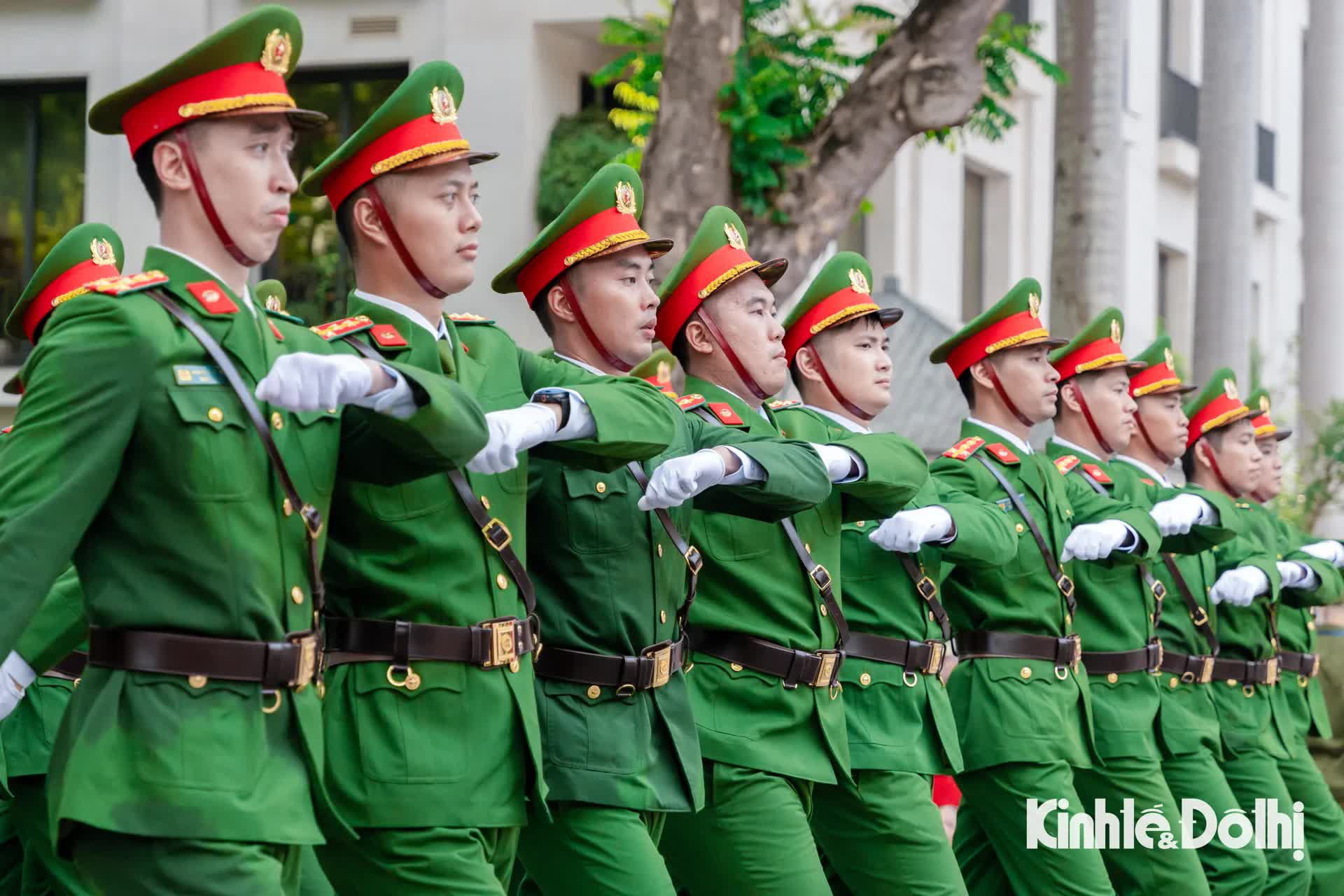 Người dân hào hứng xem công an diễu hành trong “Ngày hội vì Thủ đô bình yên”- Ảnh 10.
