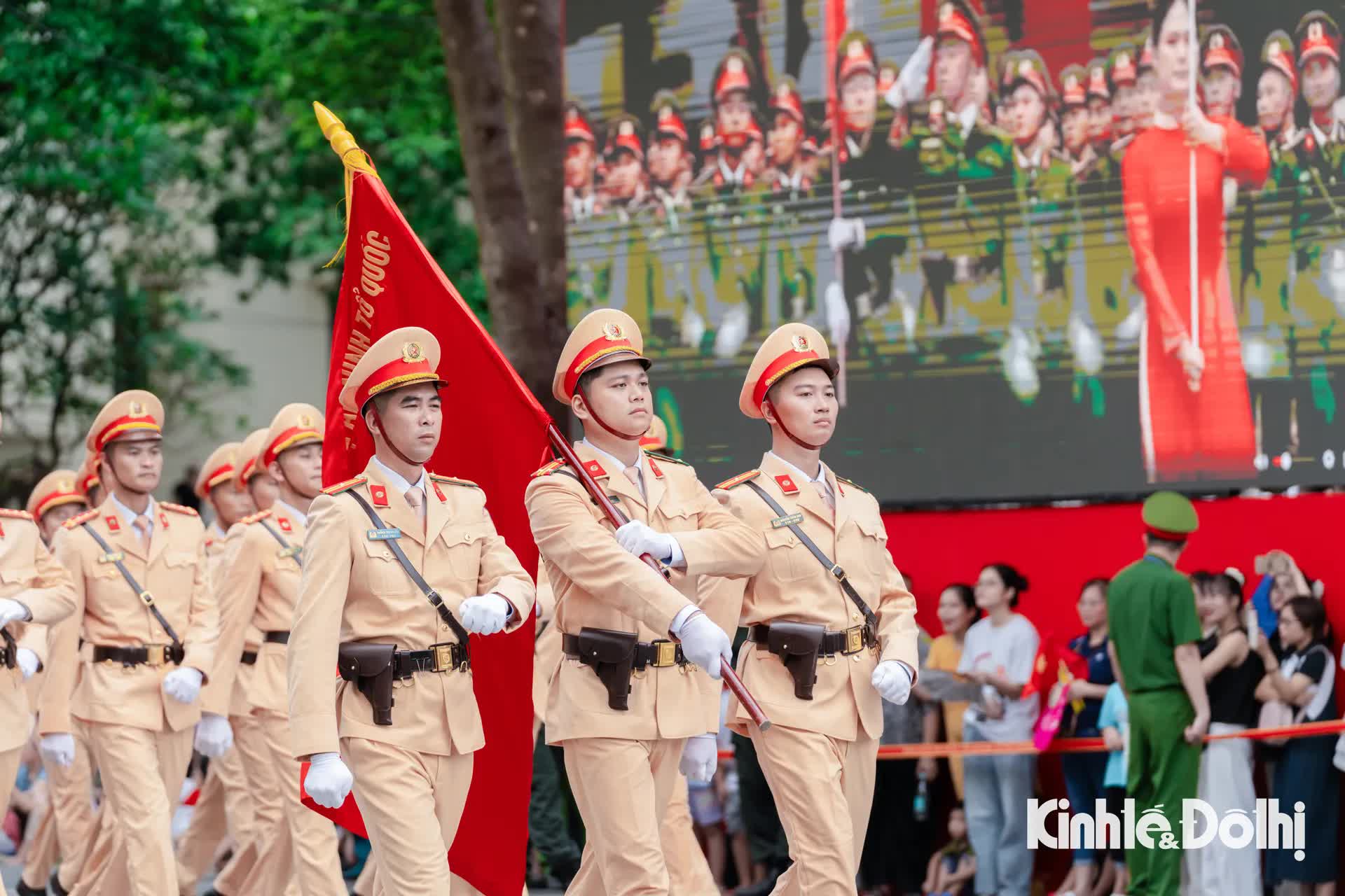 Người dân hào hứng xem công an diễu hành trong “Ngày hội vì Thủ đô bình yên”- Ảnh 16.