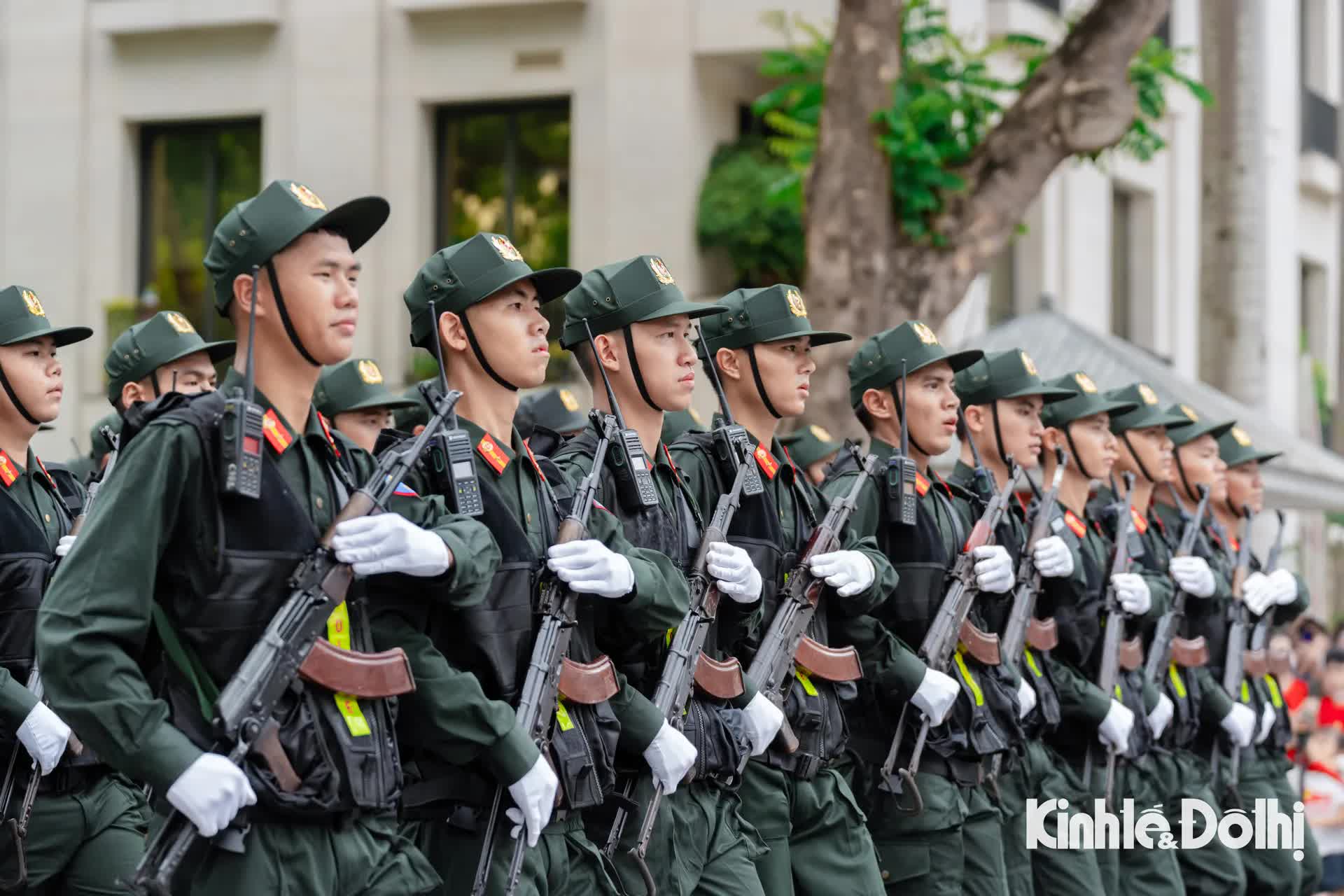 Người dân hào hứng xem công an diễu hành trong “Ngày hội vì Thủ đô bình yên”- Ảnh 14.