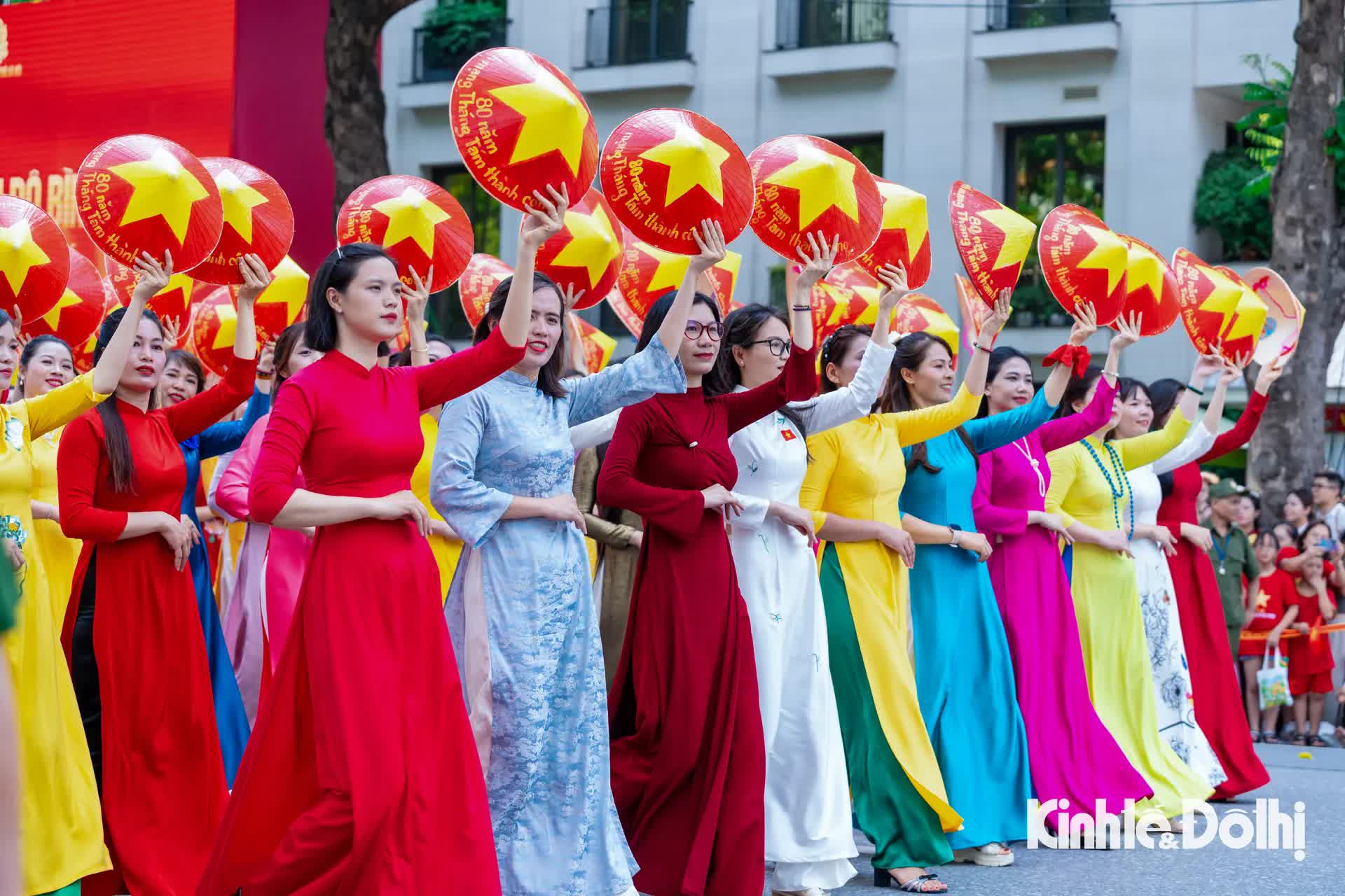 Người dân hào hứng xem công an diễu hành trong “Ngày hội vì Thủ đô bình yên”- Ảnh 17.