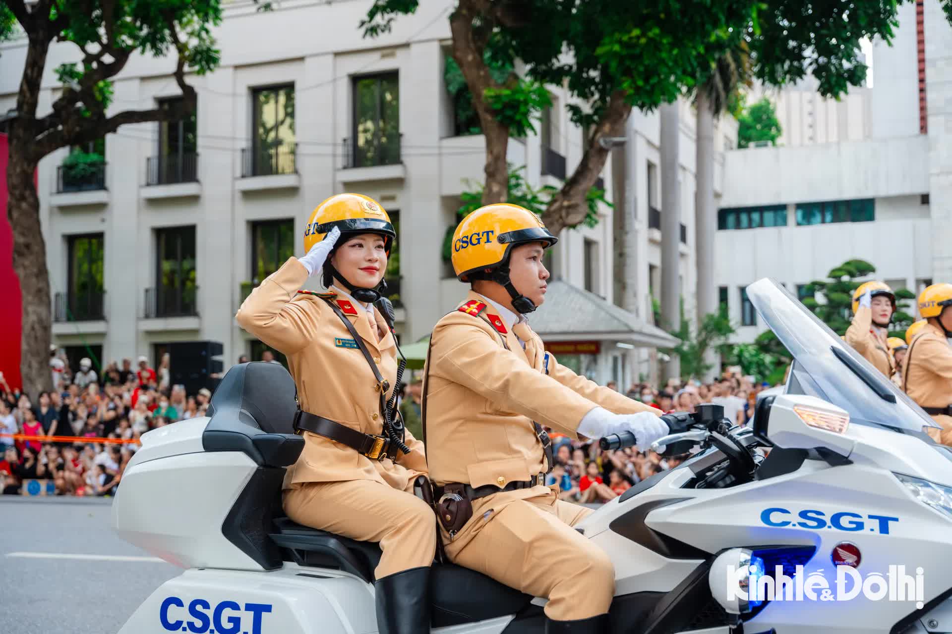Người dân hào hứng xem công an diễu hành trong “Ngày hội vì Thủ đô bình yên”- Ảnh 19.