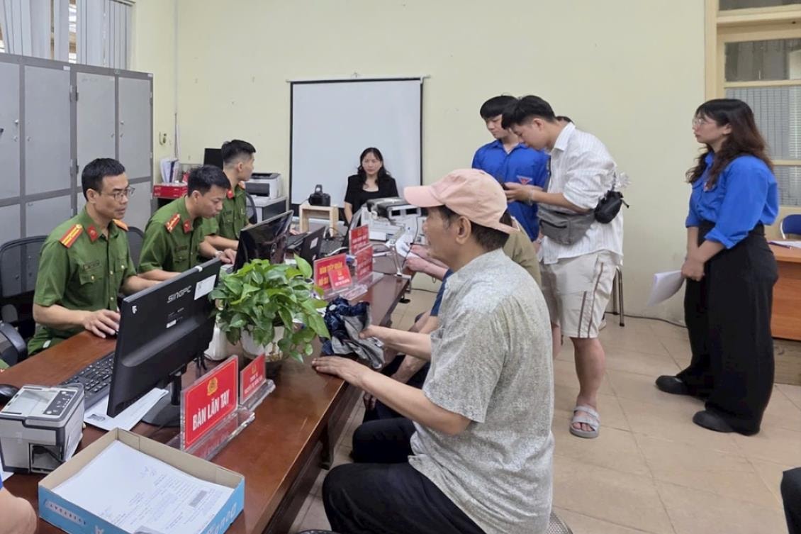 Phường Hà Đông: Cấp đổi khoảng 4.700 thẻ đảng viên sau ba ngày- Ảnh 1.