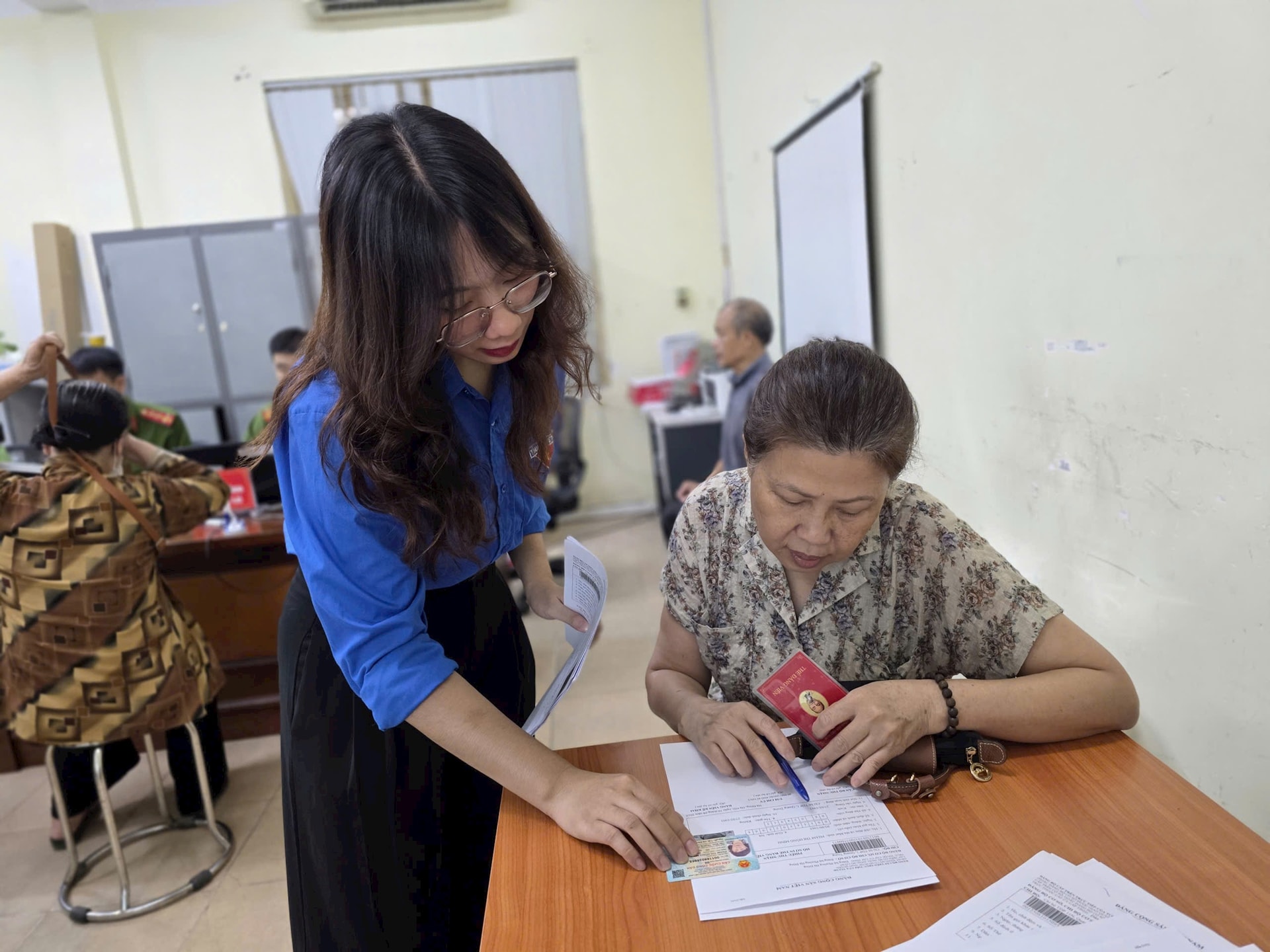 Phường Hà Đông: Cấp đổi khoảng 4.700 thẻ đảng viên sau ba ngày- Ảnh 2.