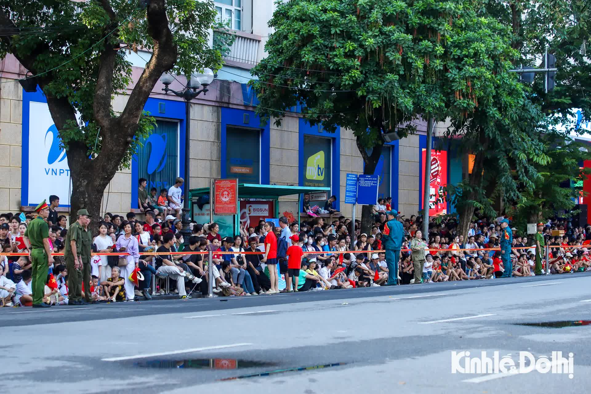 Người dân hào hứng xem công an diễu hành trong “Ngày hội vì Thủ đô bình yên”- Ảnh 24.