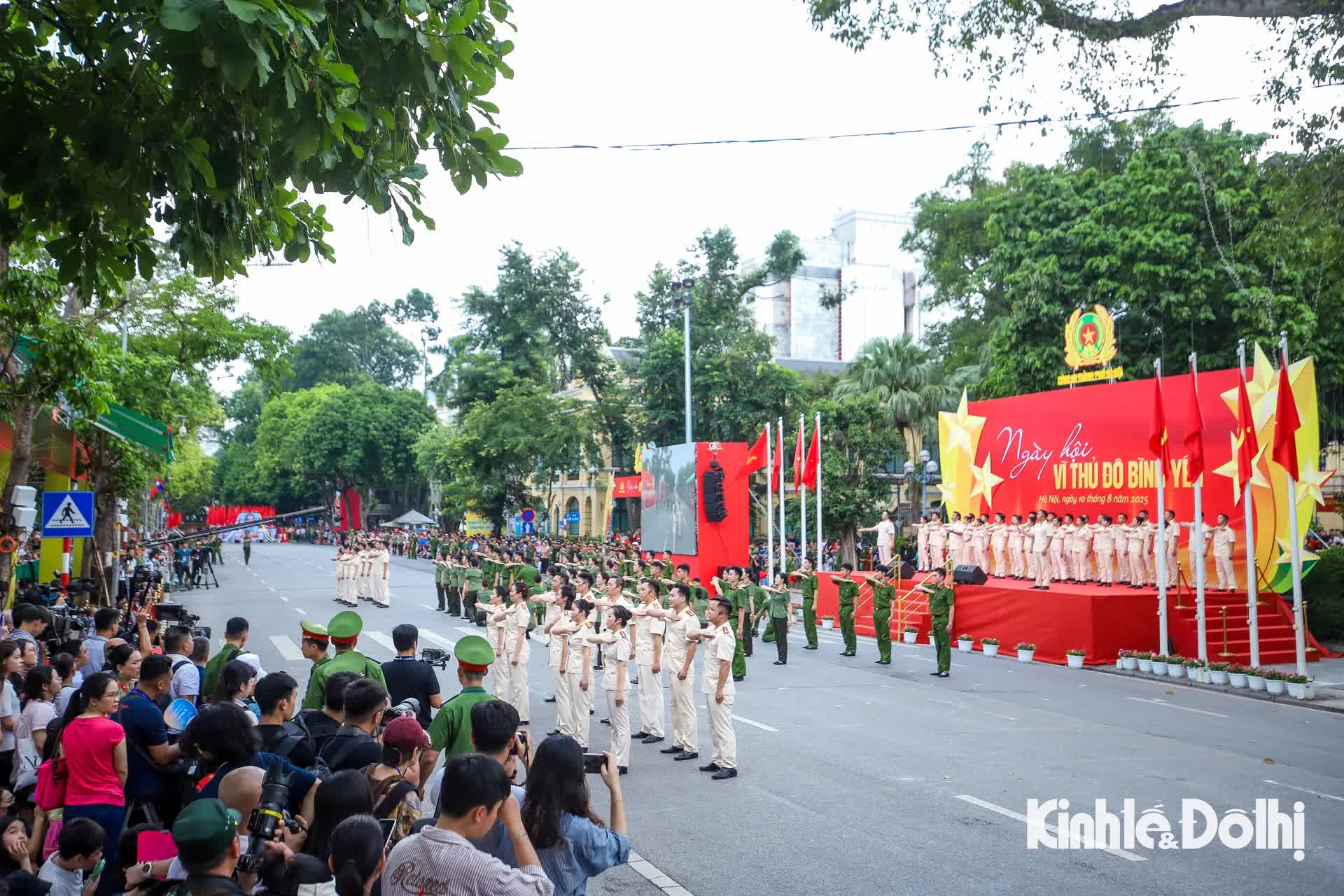 Người dân hào hứng xem công an diễu hành trong “Ngày hội vì Thủ đô bình yên”- Ảnh 1.
