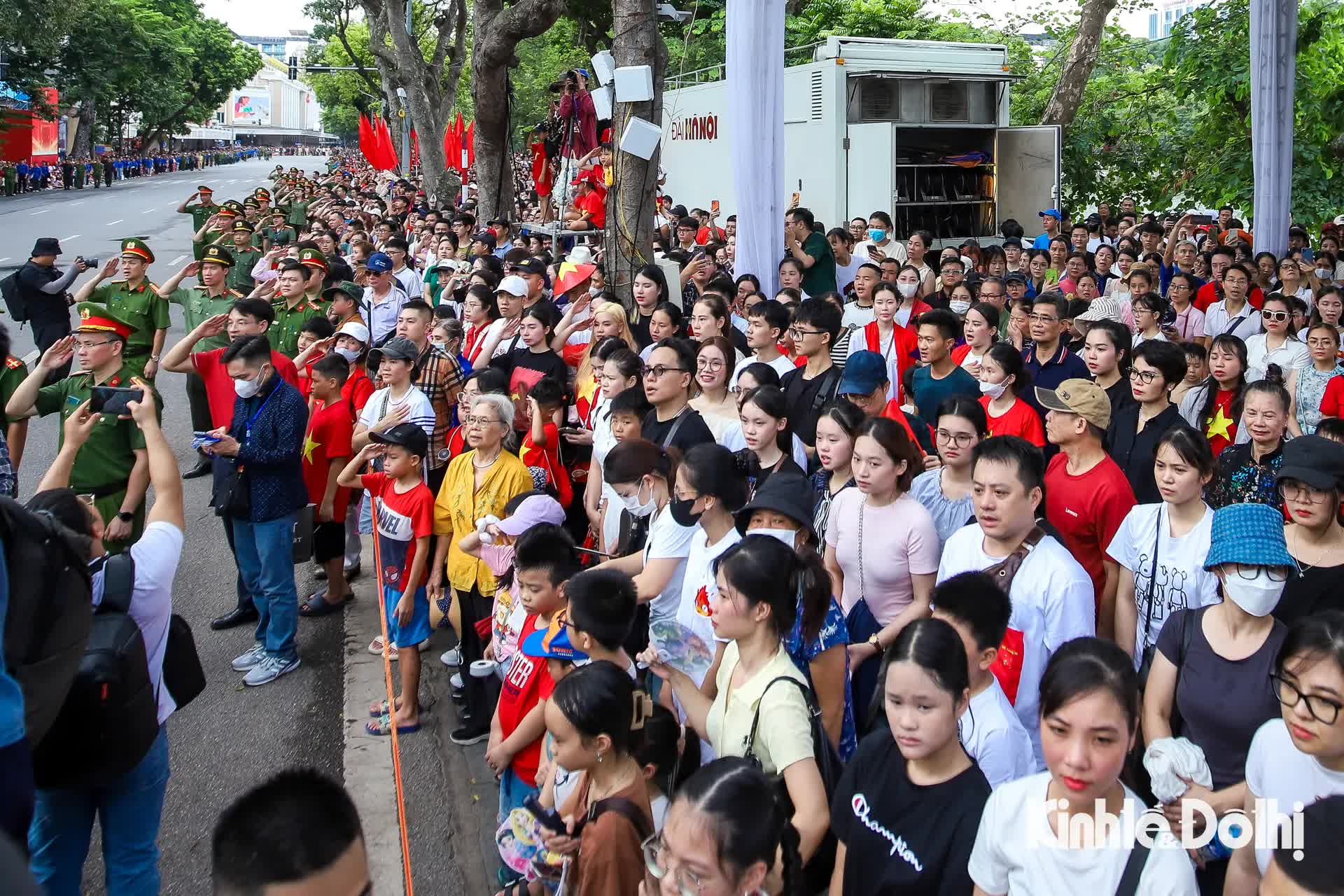 Người dân hào hứng xem công an diễu hành trong “Ngày hội vì Thủ đô bình yên”- Ảnh 13.