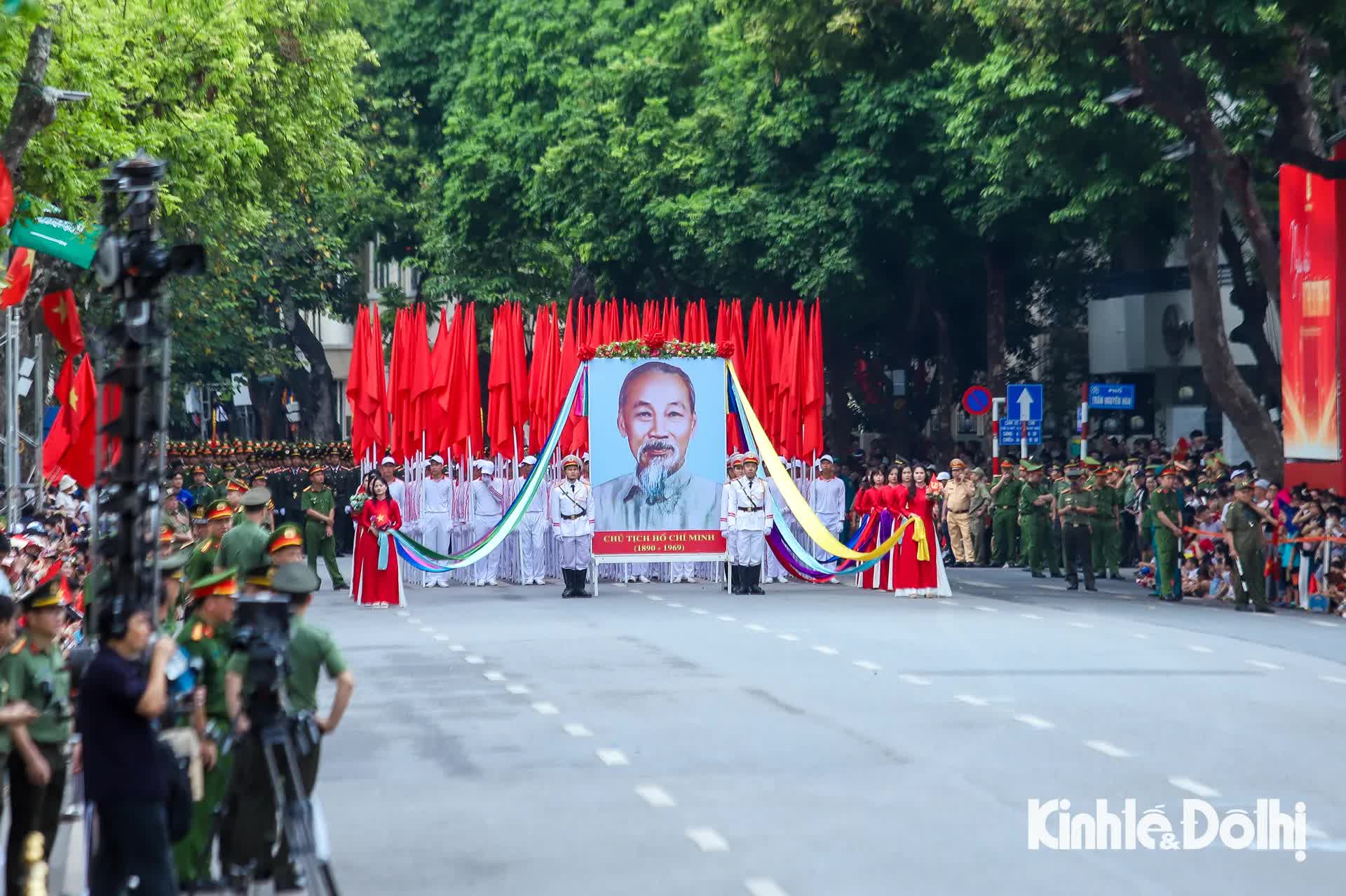Người dân hào hứng xem công an diễu hành trong “Ngày hội vì Thủ đô bình yên”- Ảnh 5.