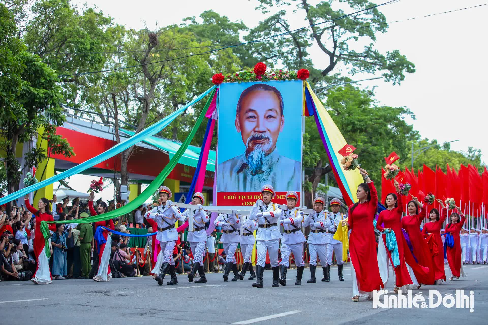 Người dân hào hứng xem công an diễu hành trong “Ngày hội vì Thủ đô bình yên”- Ảnh 6.
